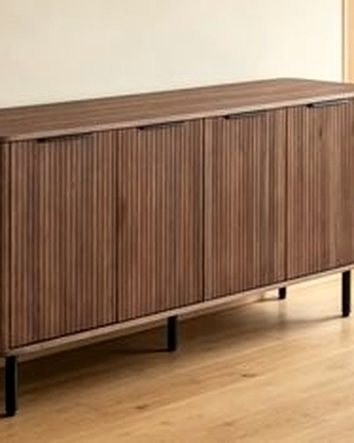 El lang dressoir lamellen walnoot – in de woonkamer – Walnoot