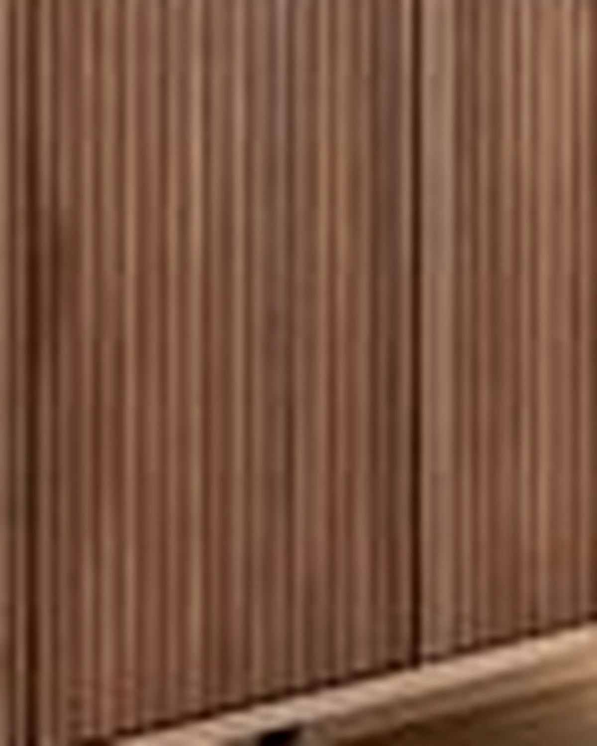 El lang dressoir lamellen walnoot – close-up van het materiaal – Walnoot