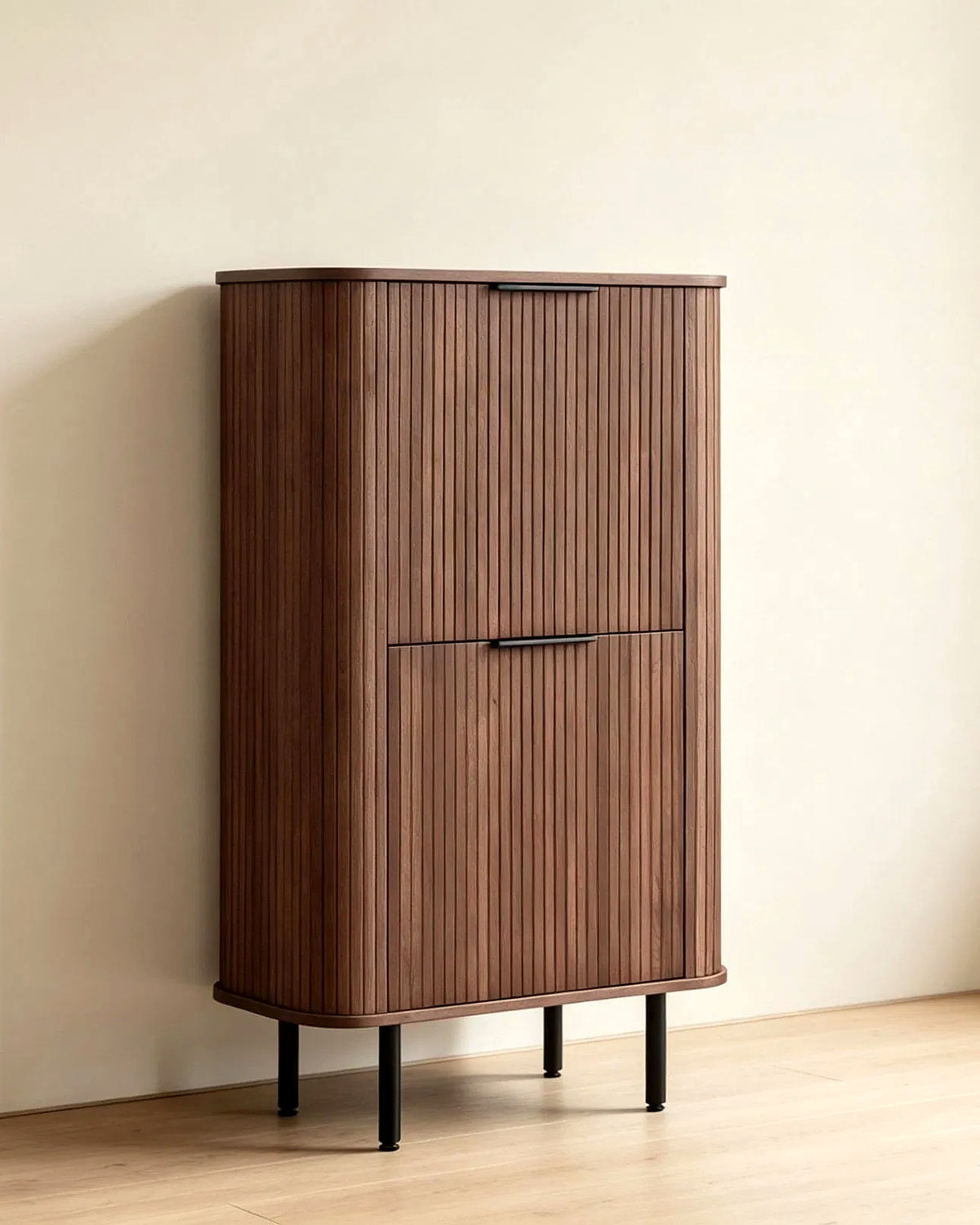 Mud hoge kast lamellen walnoot – in de woonkamer – Walnoot