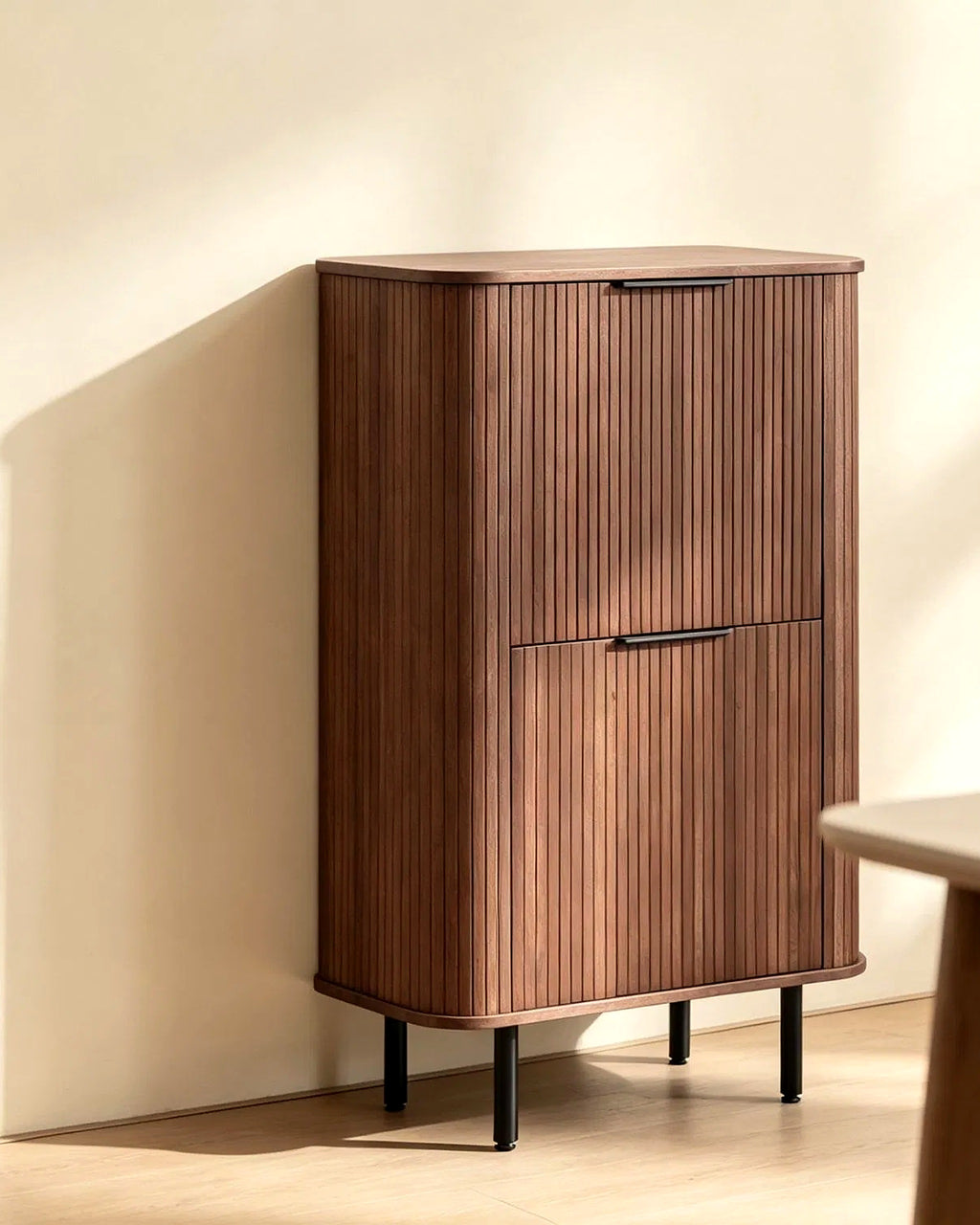 Mud hoge kast lamellen walnoot – in het interieur – Walnoot