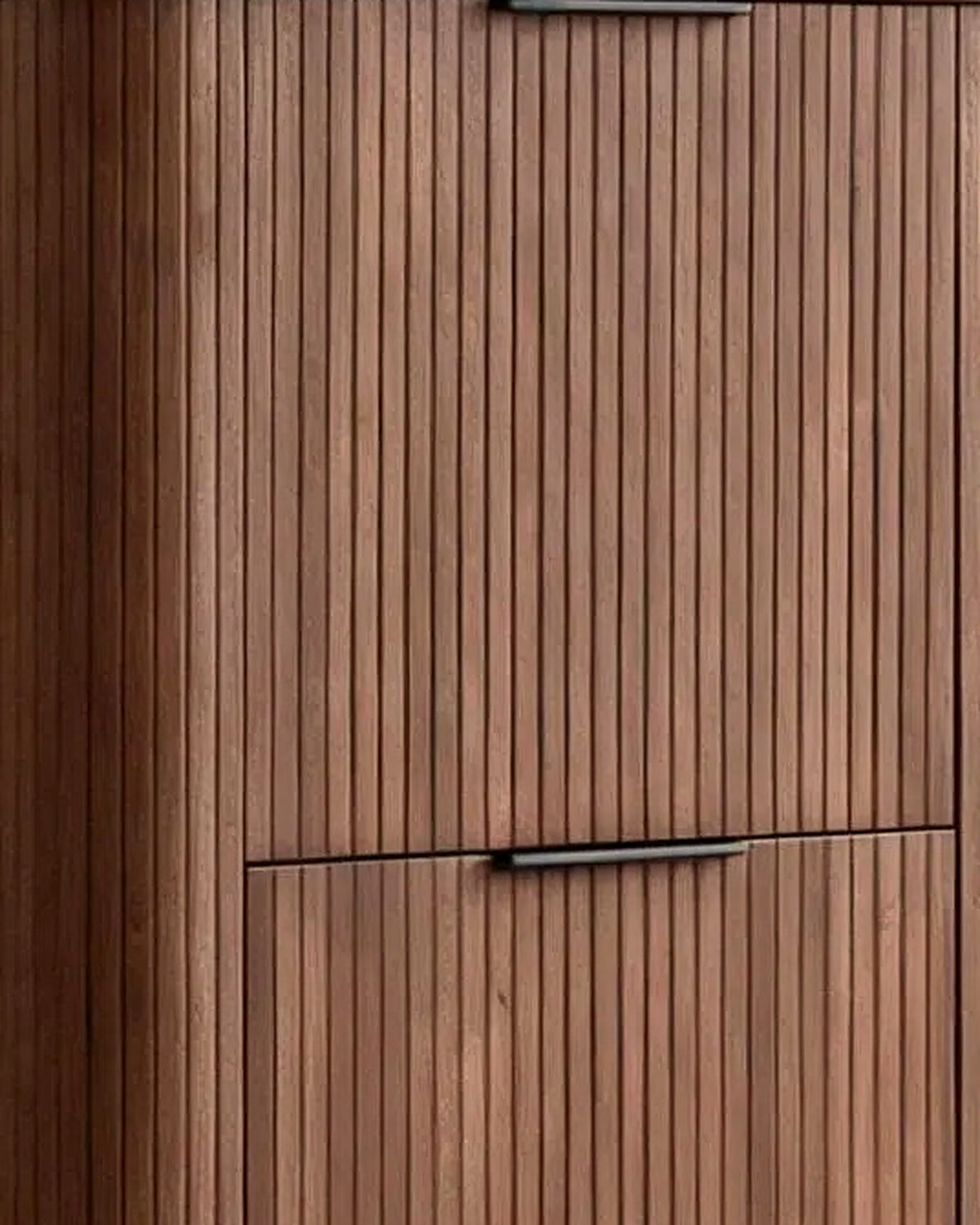 Mud hoge kast lamellen walnoot – close-up van het materiaal – Walnoot