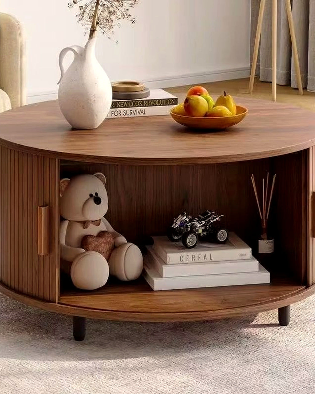 El ronde salontafel met deurtjes walnoot – in de woonkamer – Walnoot