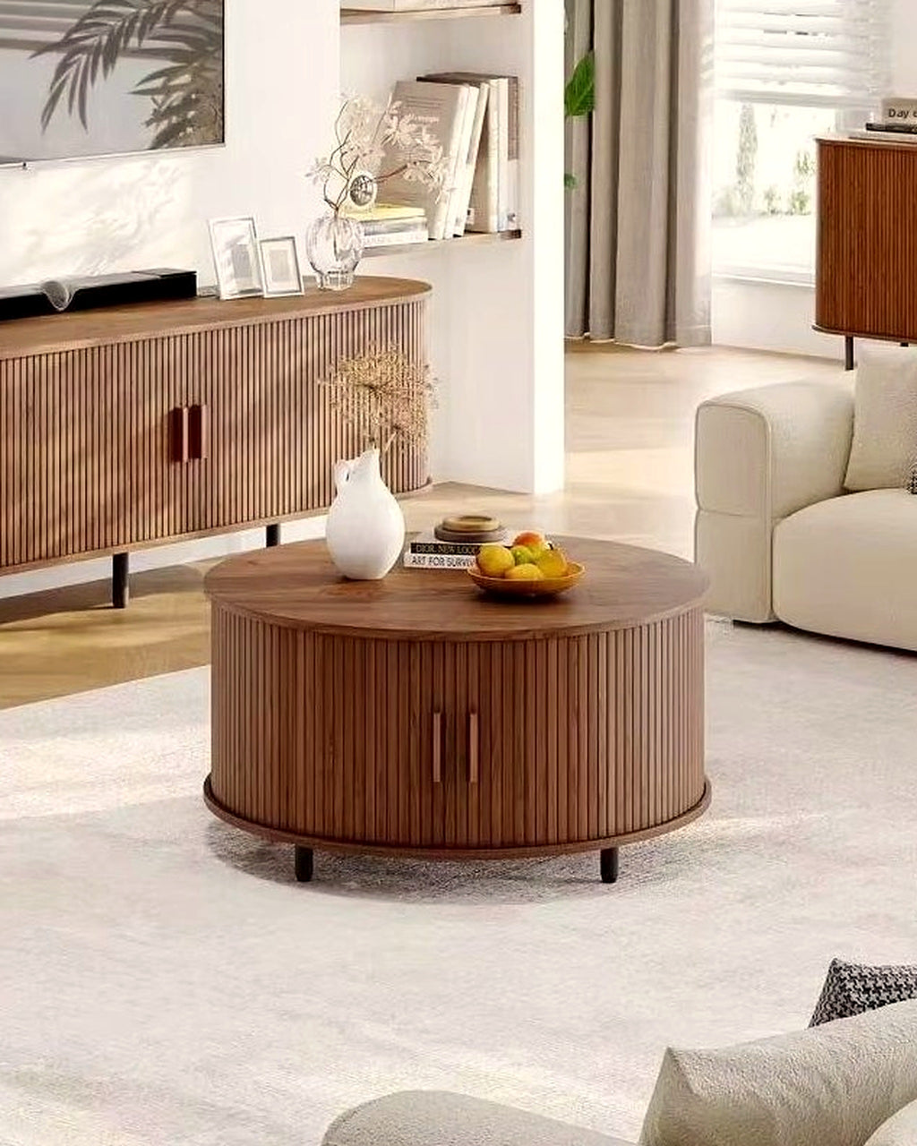 El ronde salontafel met deurtjes walnoot – in het interieur – Walnoot