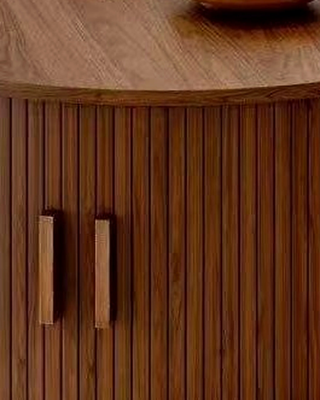 El ronde salontafel met deurtjes walnoot – close-up van het materiaal – Walnoot