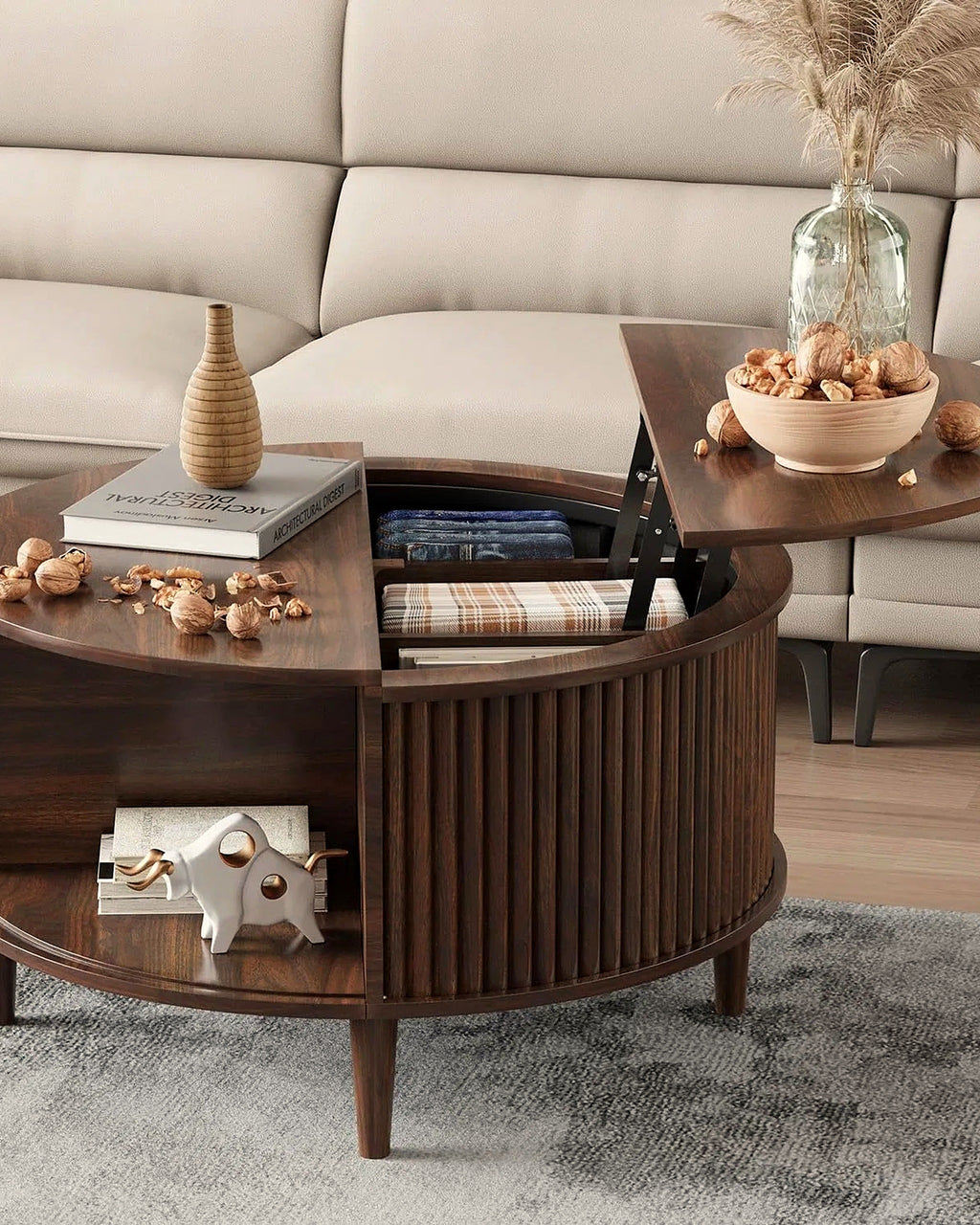 El ronde lift-top salontafel walnoot – in de woonkamer – Walnoot