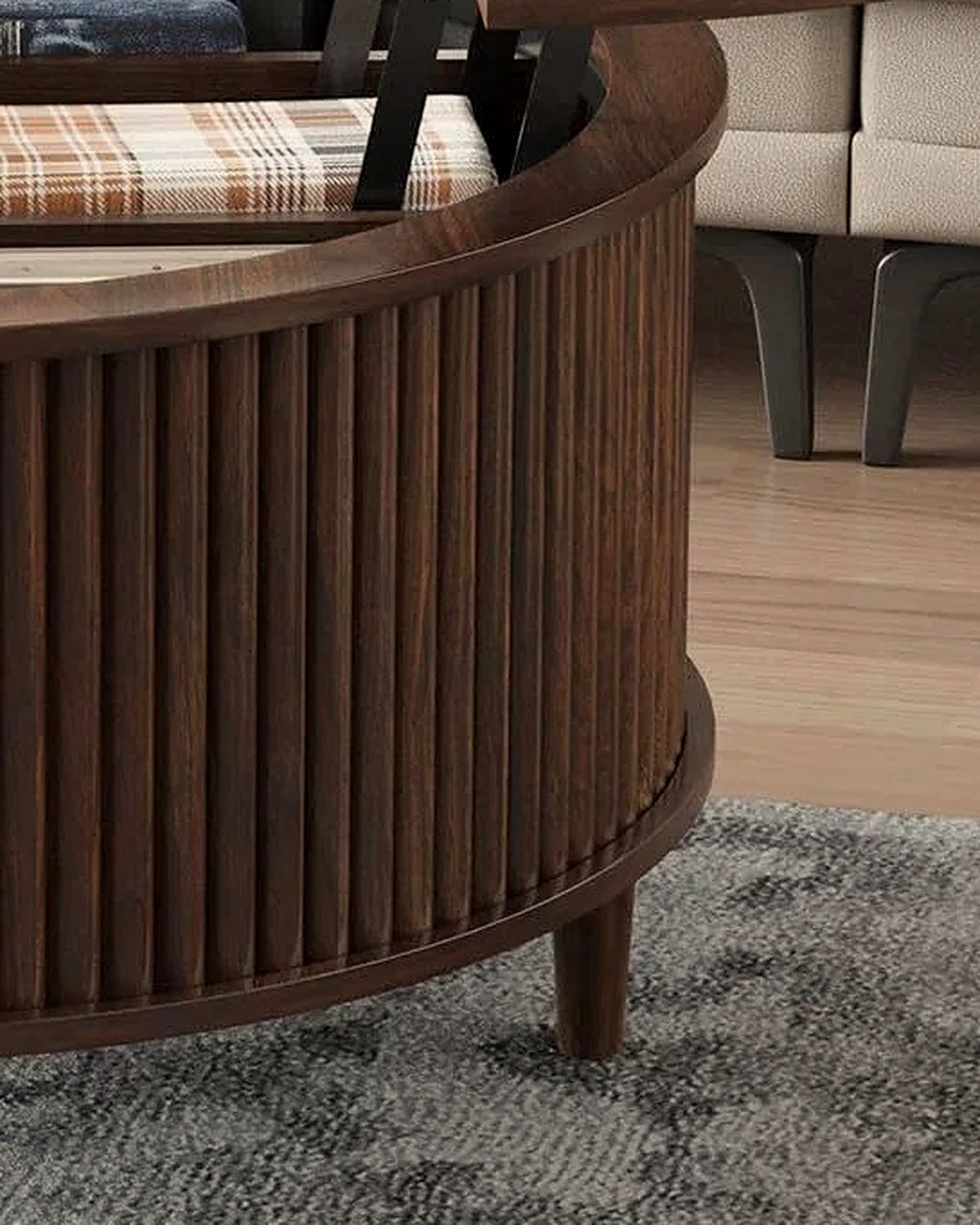 El ronde lift-top salontafel walnoot – close-up van het materiaal – Walnoot