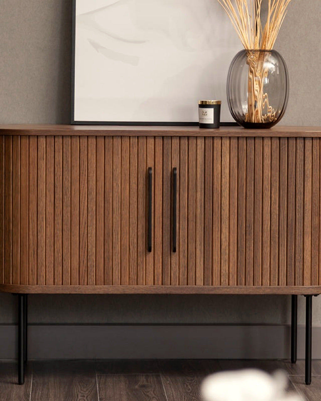 El dressoir lamellen afgerond walnoot – in de woonkamer – Walnoot