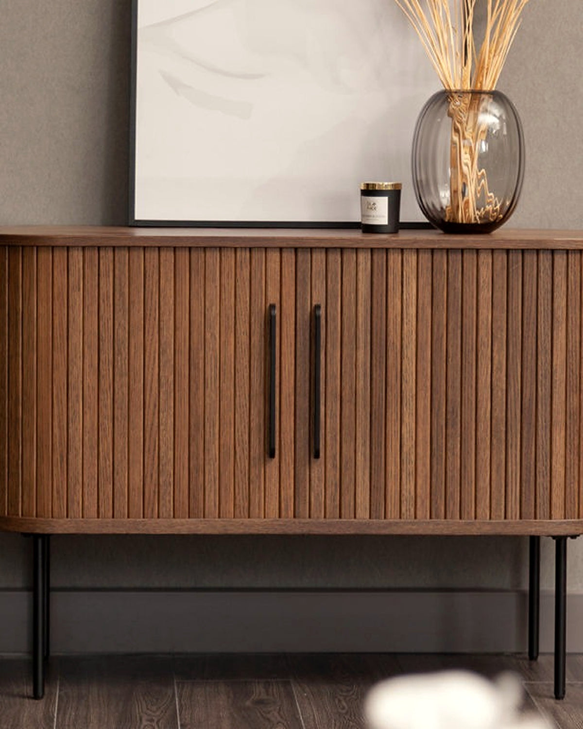 El dressoir lamellen afgerond walnoot – in de woonkamer – Walnoot