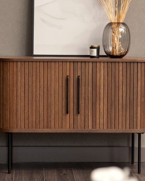 El dressoir lamellen afgerond walnoot – in de woonkamer – Walnoot