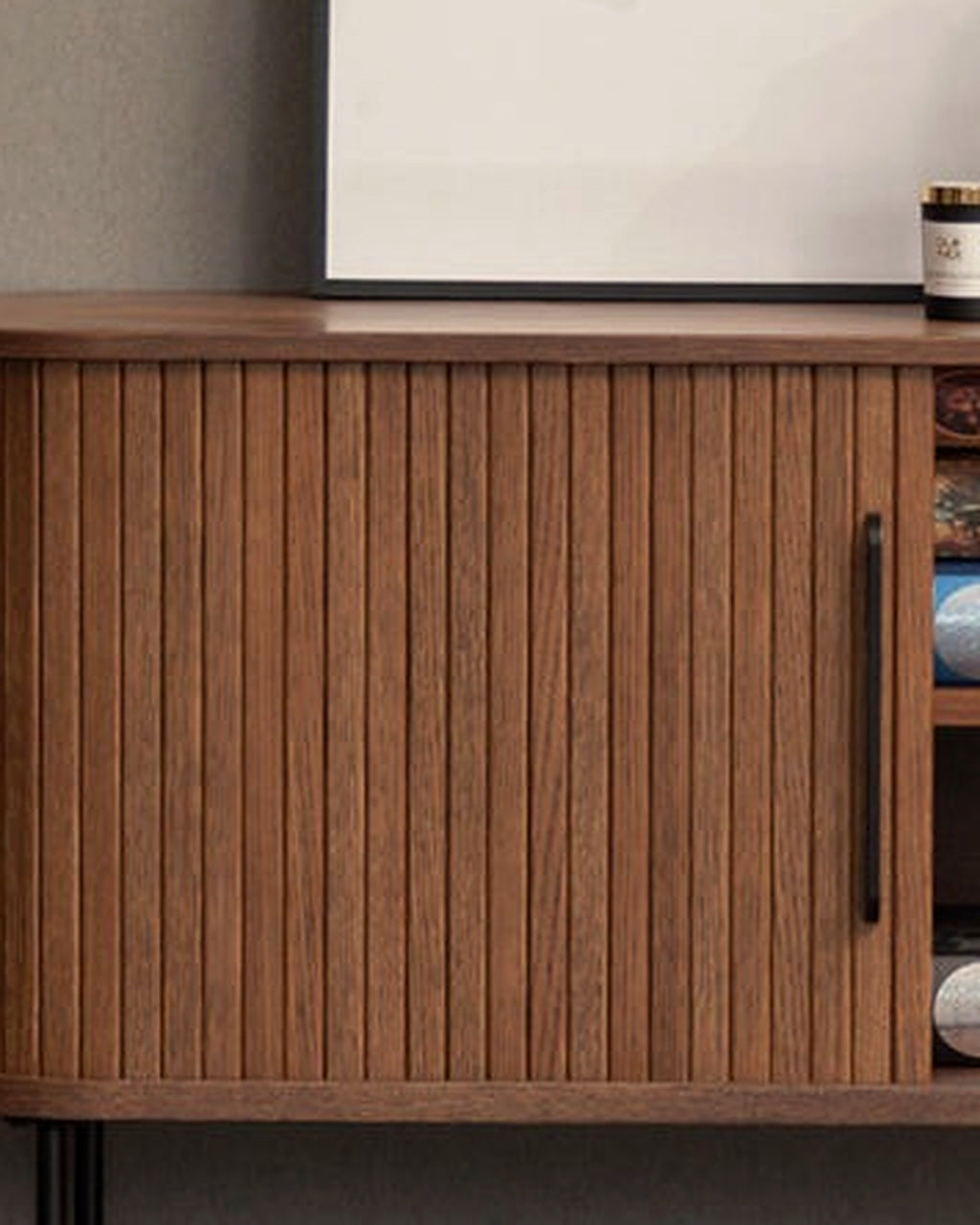 El dressoir lamellen afgerond walnoot – close-up van het materiaal – Walnoot