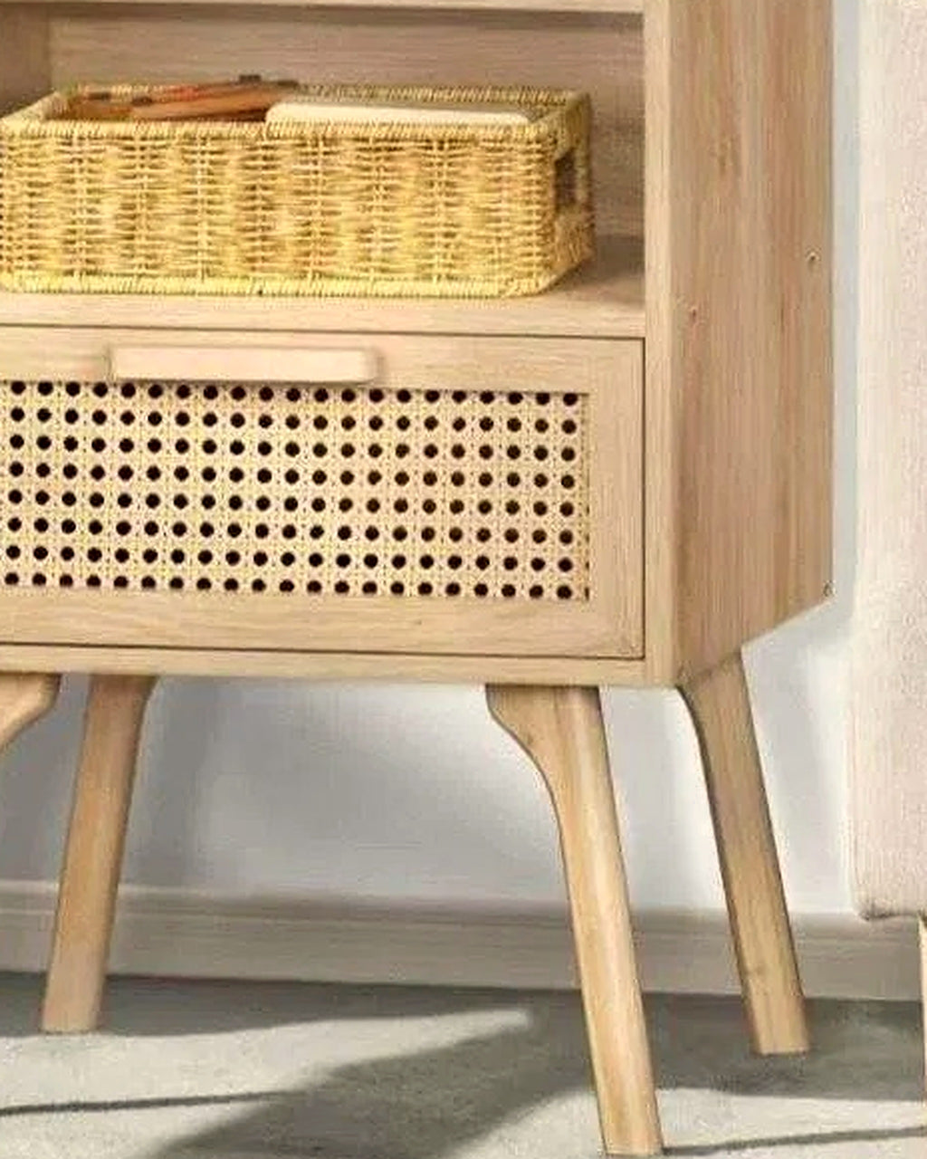 Span nachtkastje rotan – close-up van het materiaal – Naturel