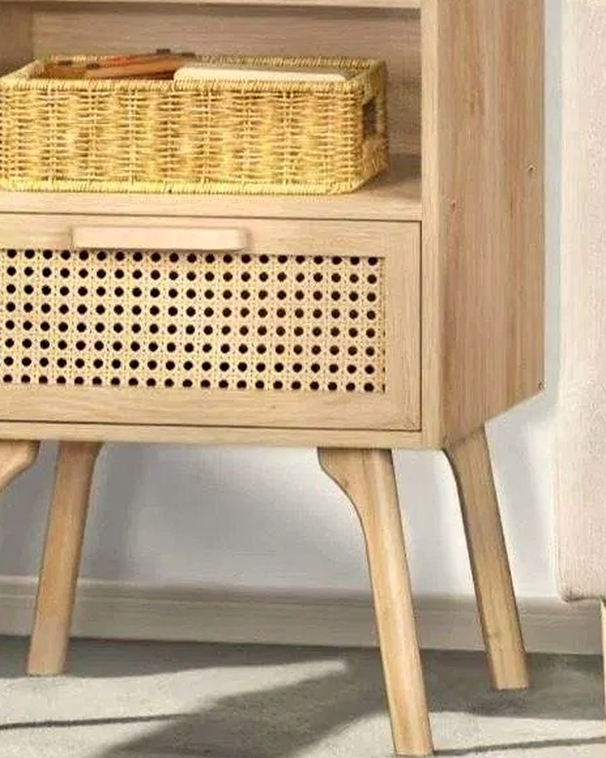 Span nachtkastje rotan – close-up van het materiaal – Naturel