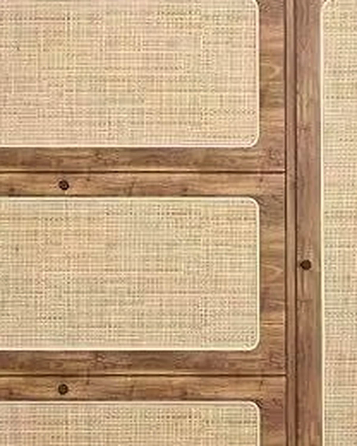 Span hoge kast rotan met kleppen – close-up van het materiaal – Naturel