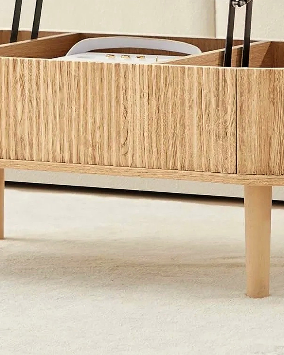 El ovale lift-top salontafel lamellen eiken – close-up van het materiaal – Licht eiken