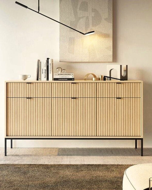 El dressoir lamellen 3 deuren licht eiken – in de woonkamer – Licht eiken