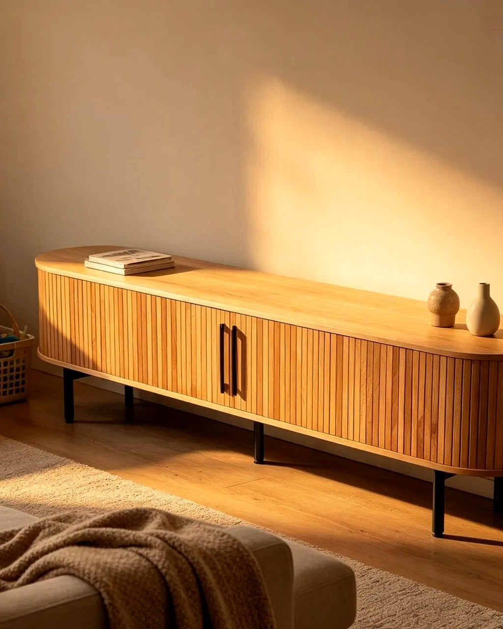 El laag tv-meubel lamellen 200 cm – in het interieur – Licht eiken
