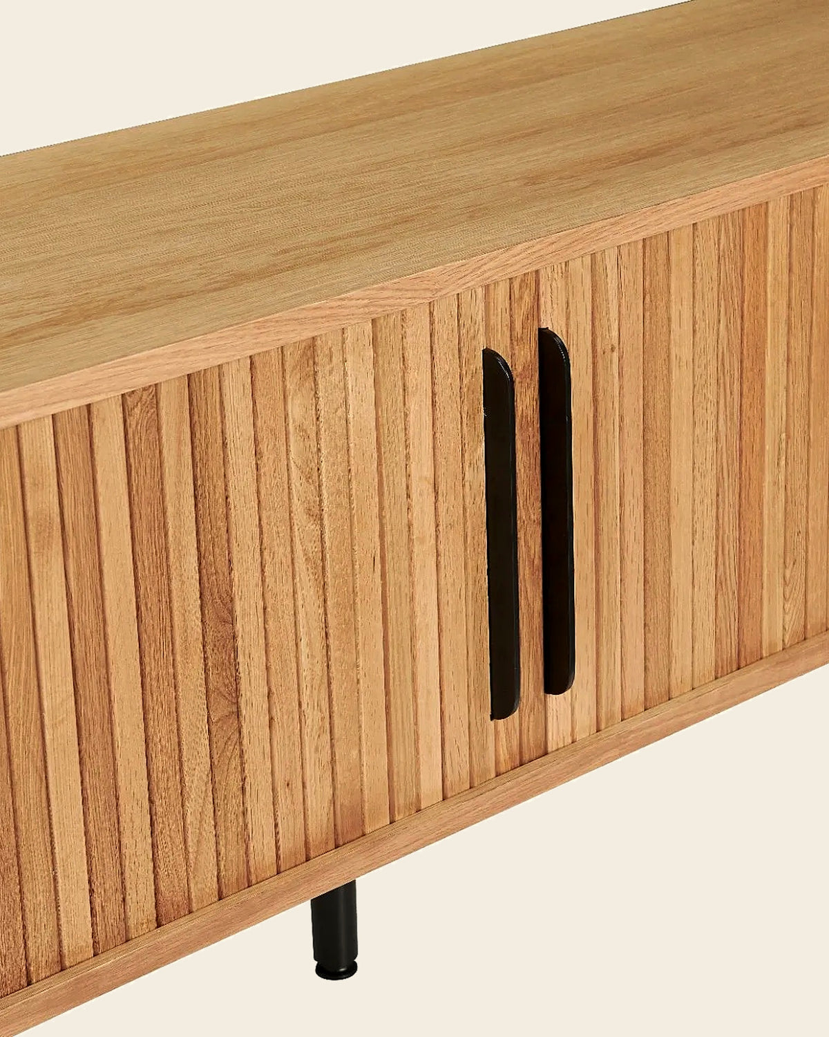 El laag tv-meubel lamellen 200 cm – close-up van het materiaal – Licht eiken