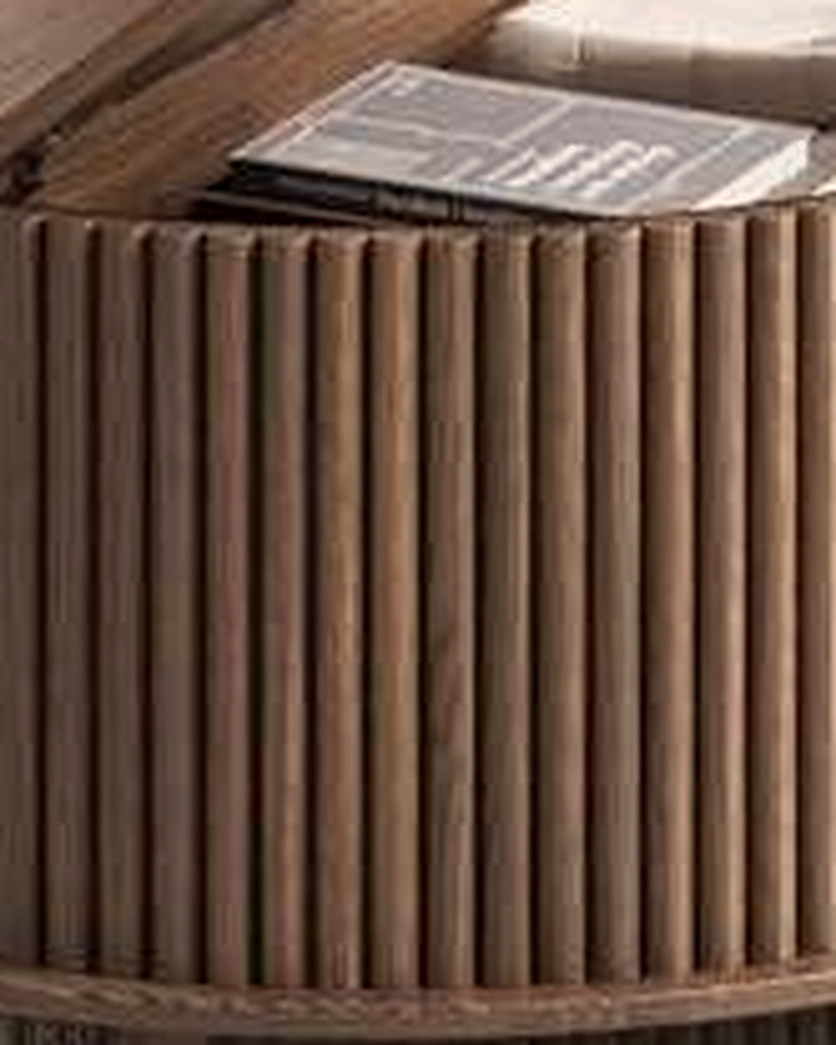 El ronde salontafel klepblad lamellen walnoot – close-up van het materiaal – Walnoot