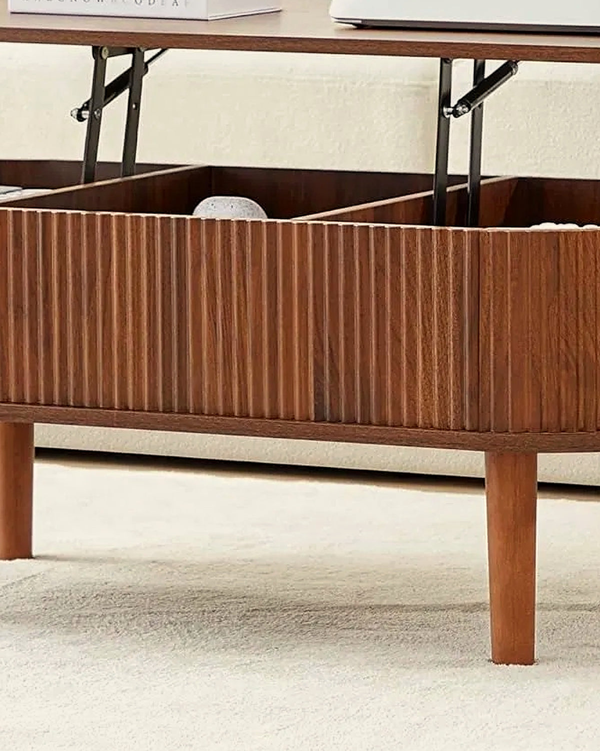 El ovale lift-top salontafel lamellen walnoot – close-up van het materiaal – Walnoot