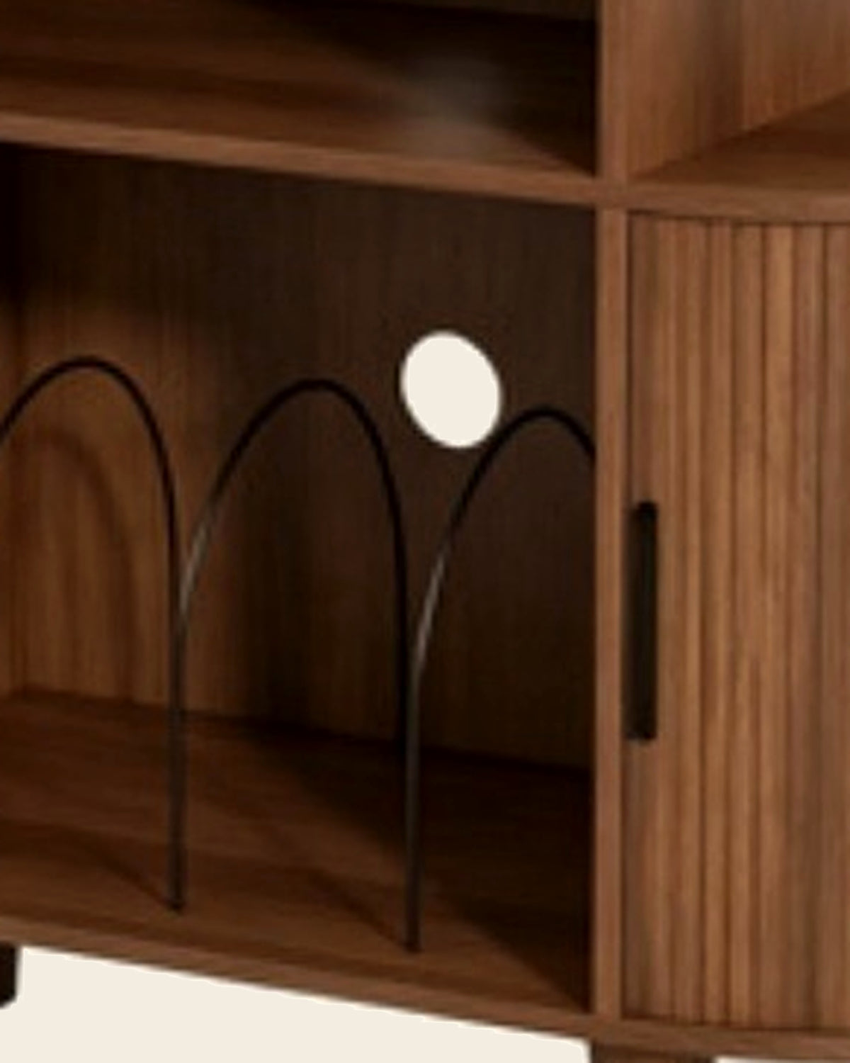 El lage boekenkast lamellen afgerond walnoot – close-up van het materiaal – Walnoot