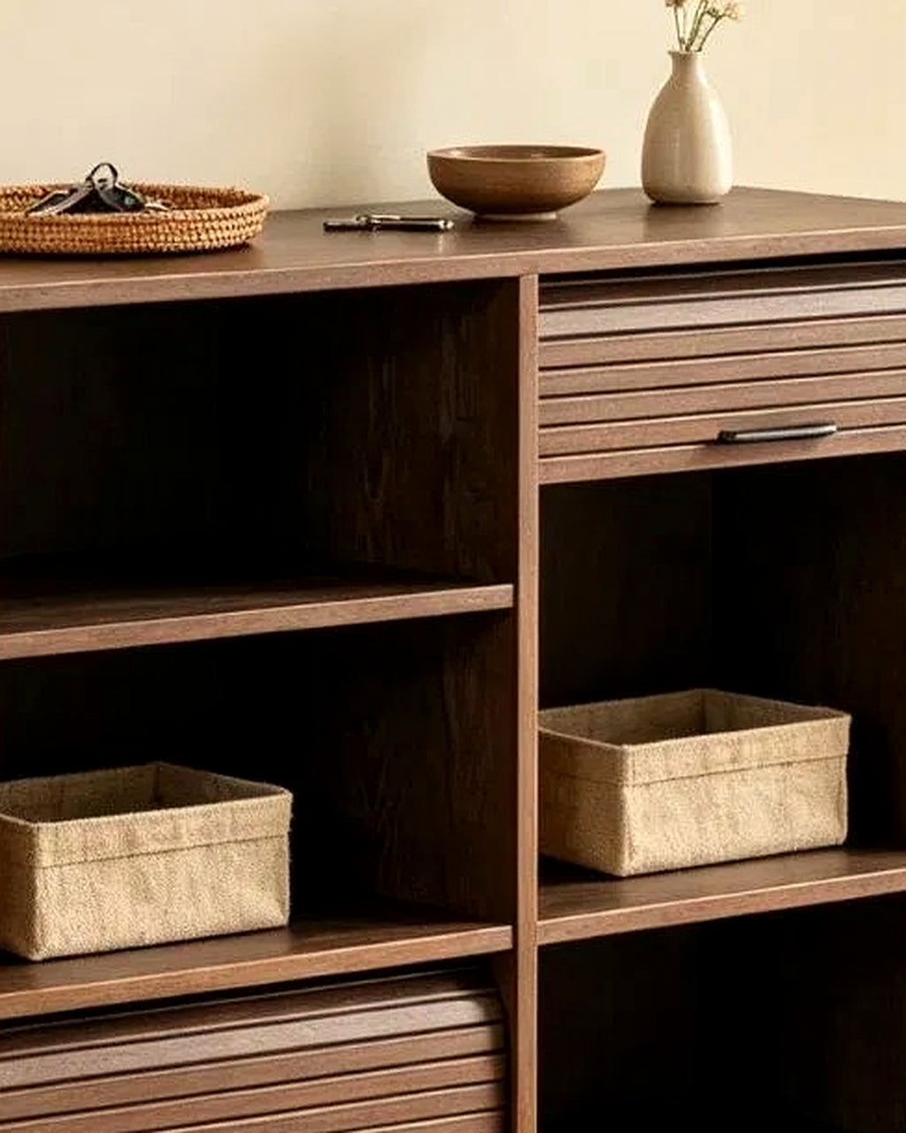 Mud open boekenkast walnoot met lades – close-up van het materiaal – Walnoot