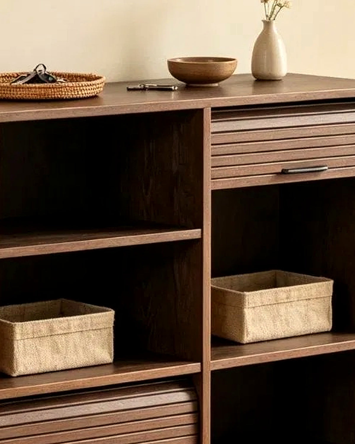 Mud open boekenkast walnoot met lades – close-up van het materiaal – Walnoot