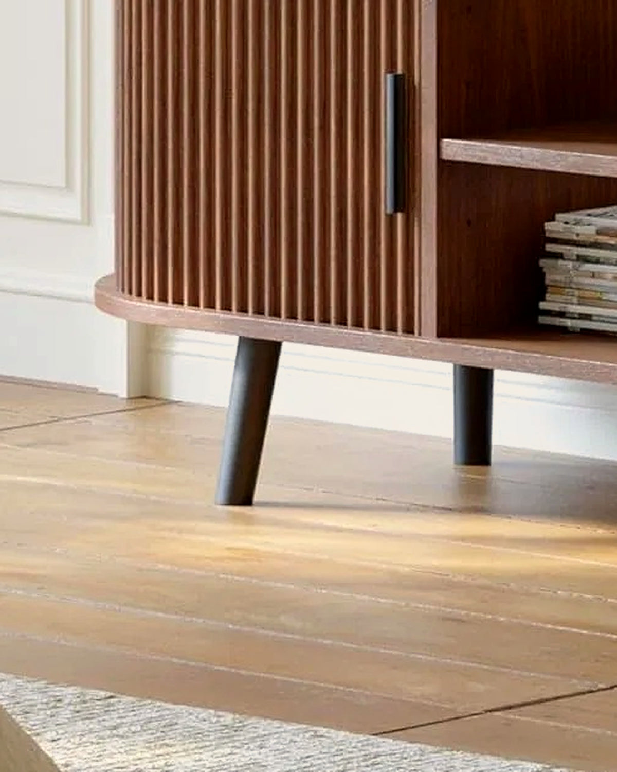 El tv-meubel lamellen walnoot 120 cm – close-up van het materiaal – Walnoot
