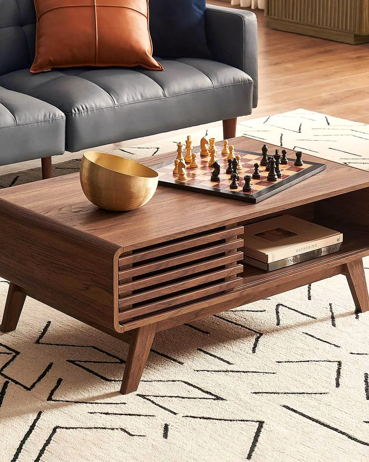El salontafel lamellen met schuifdeur walnoot – in de woonkamer – Walnoot