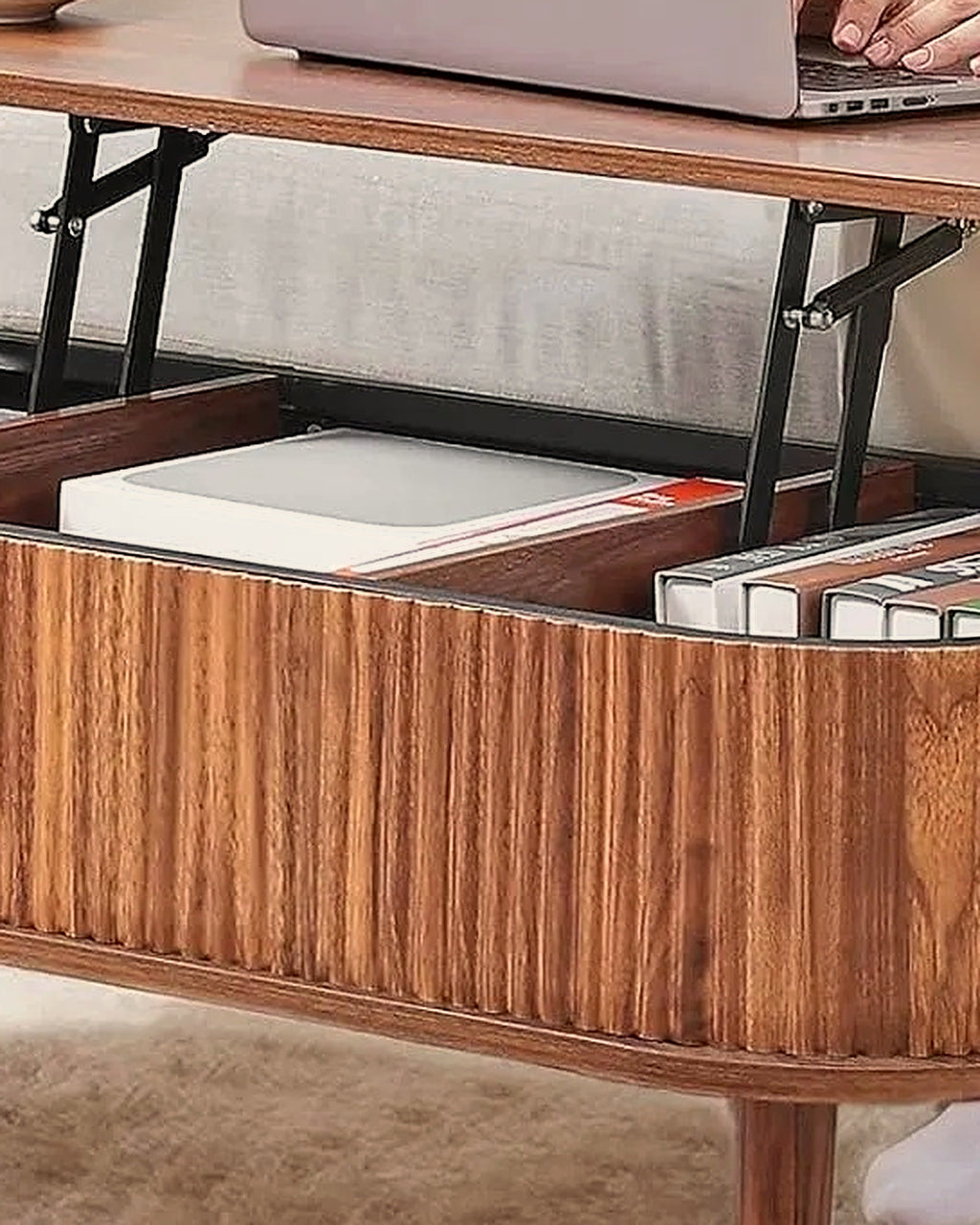 El ovale lift-top salontafel walnoot – close-up van het materiaal – Walnoot