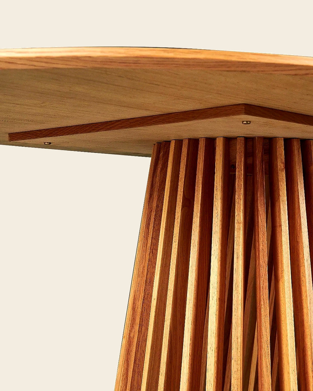 El ovale eettafel lamellenvoet 200 cm – close-up van het materiaal – Licht eiken
