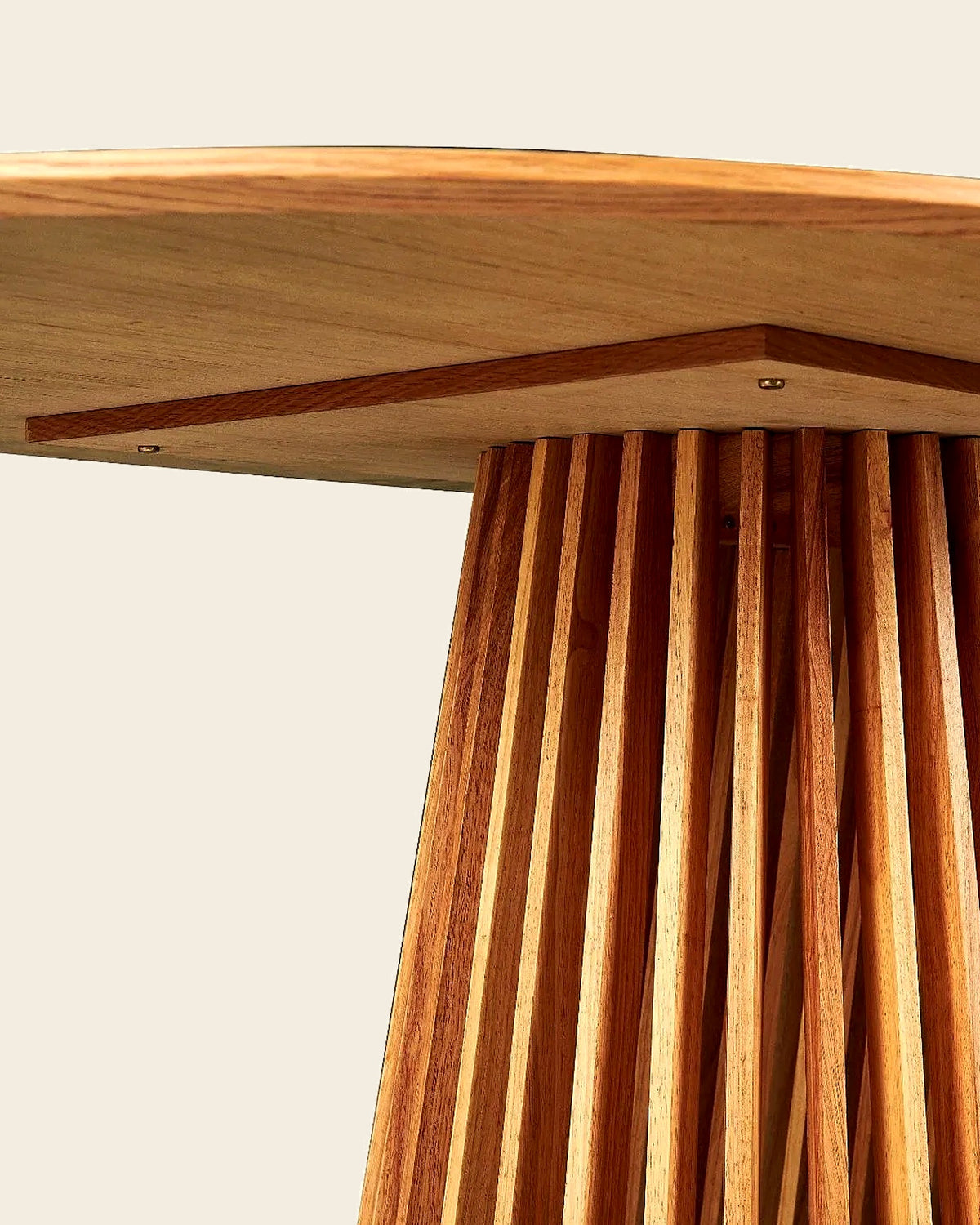 El ovale eettafel lamellenvoet 200 cm – close-up van het materiaal – Licht eiken