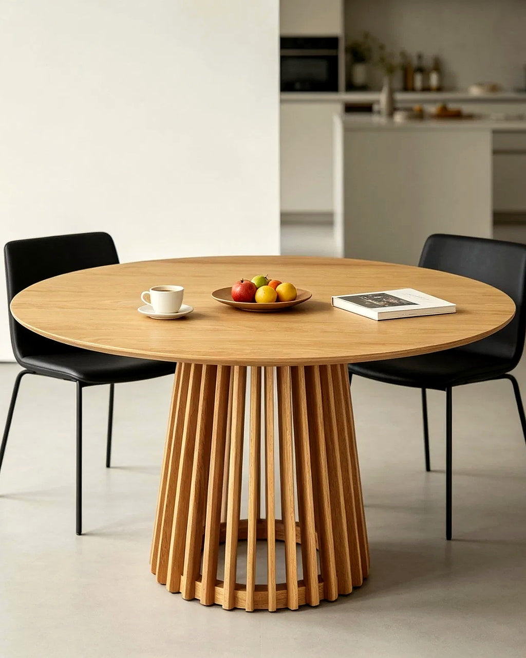 El ronde eettafel lamellenvoet Ø120 – in het interieur – Licht eiken