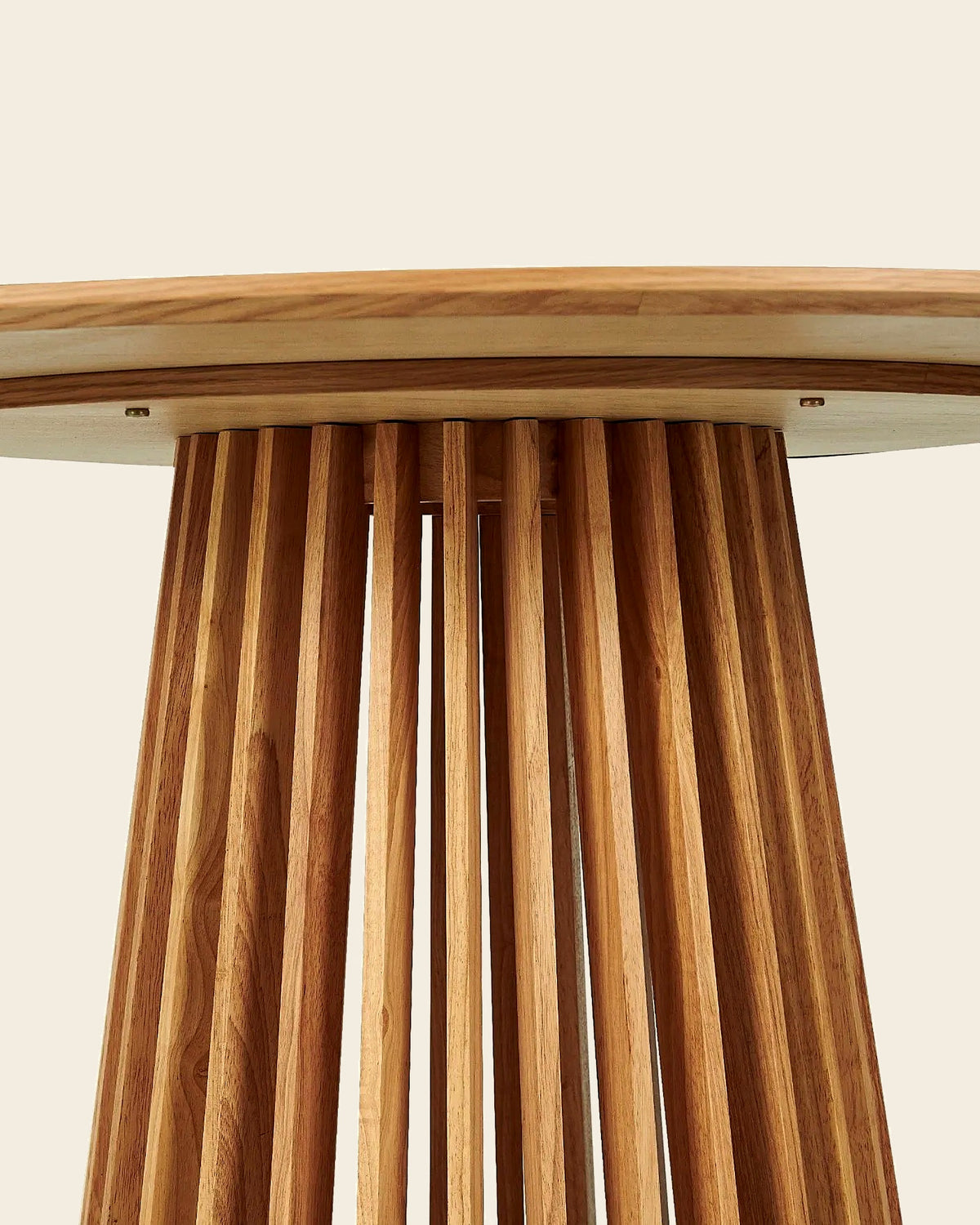 El ronde eettafel lamellenvoet Ø120 – close-up van het materiaal – Licht eiken