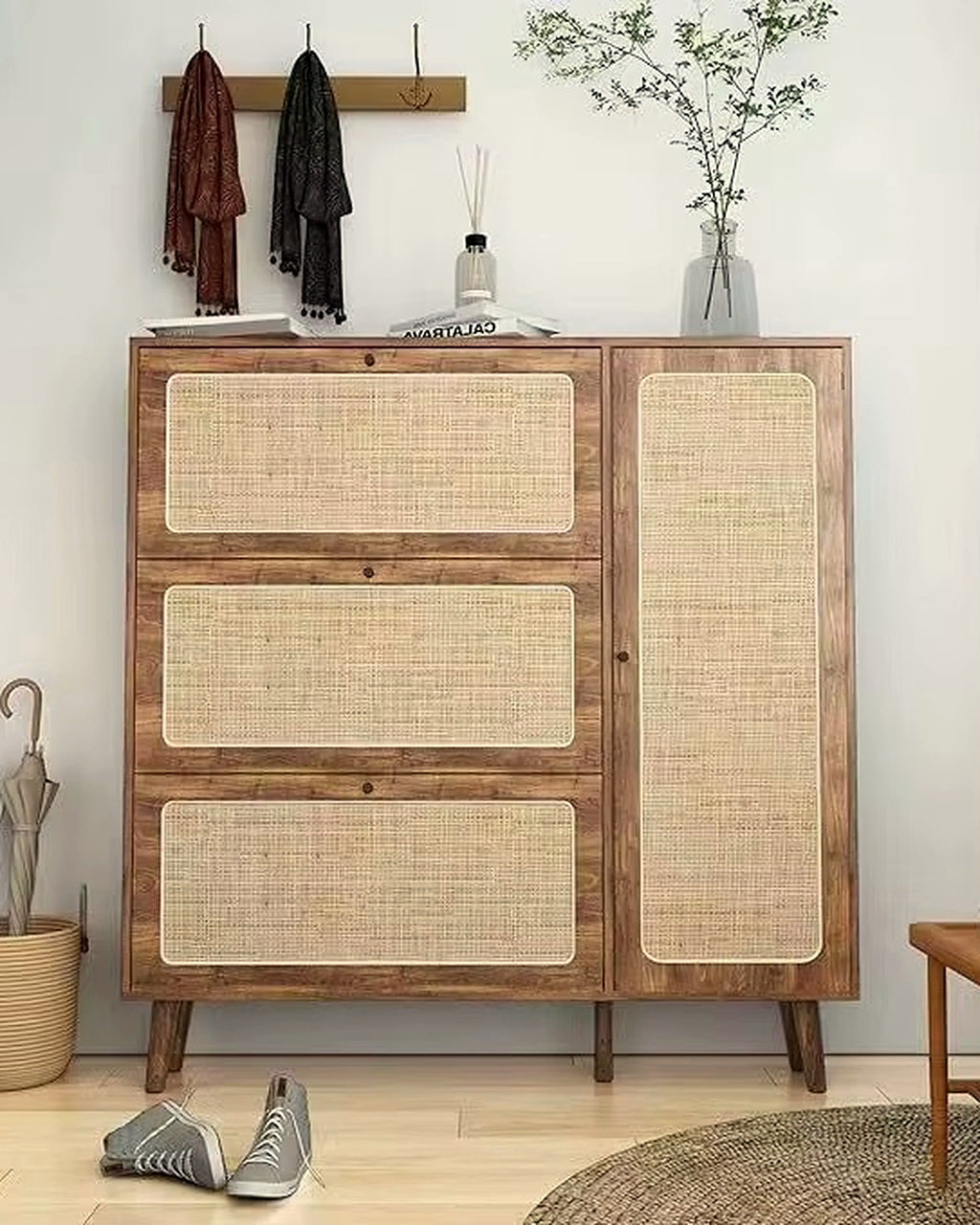Voet schoenenkast rotan met klepladen – in de woonkamer – Walnoot