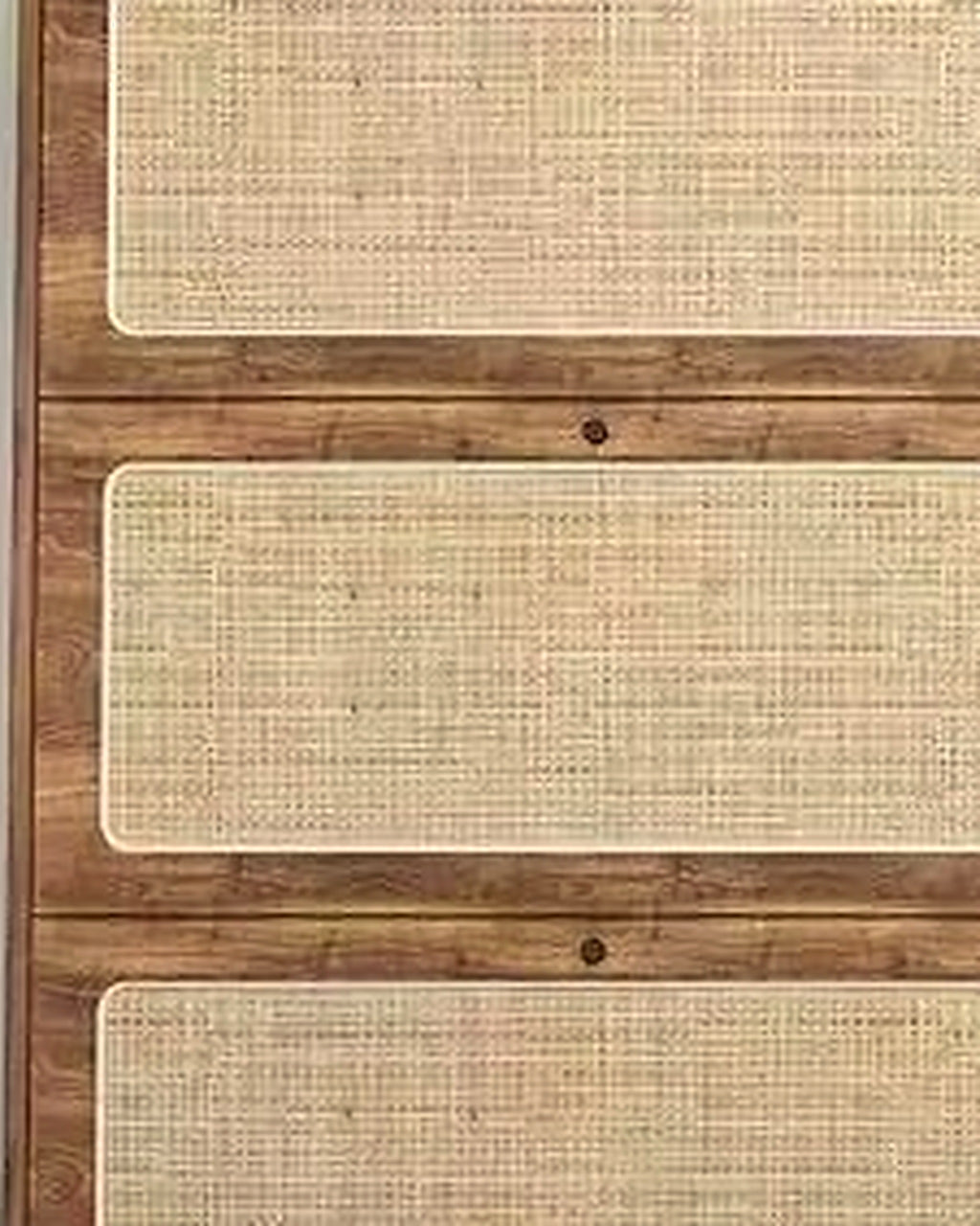 Voet schoenenkast rotan met klepladen – close-up van het materiaal – Walnoot