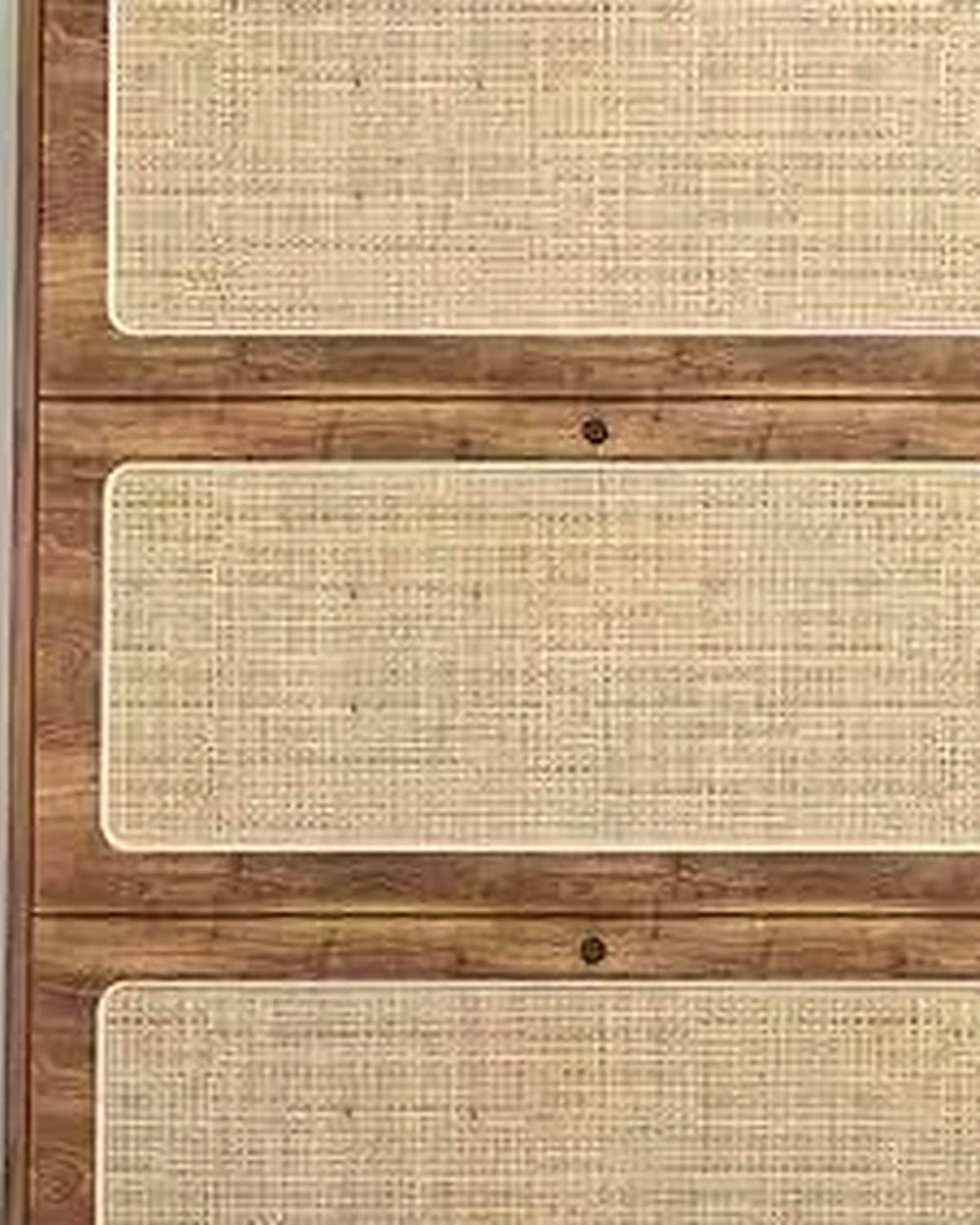 Voet schoenenkast rotan met klepladen – close-up van het materiaal – Walnoot