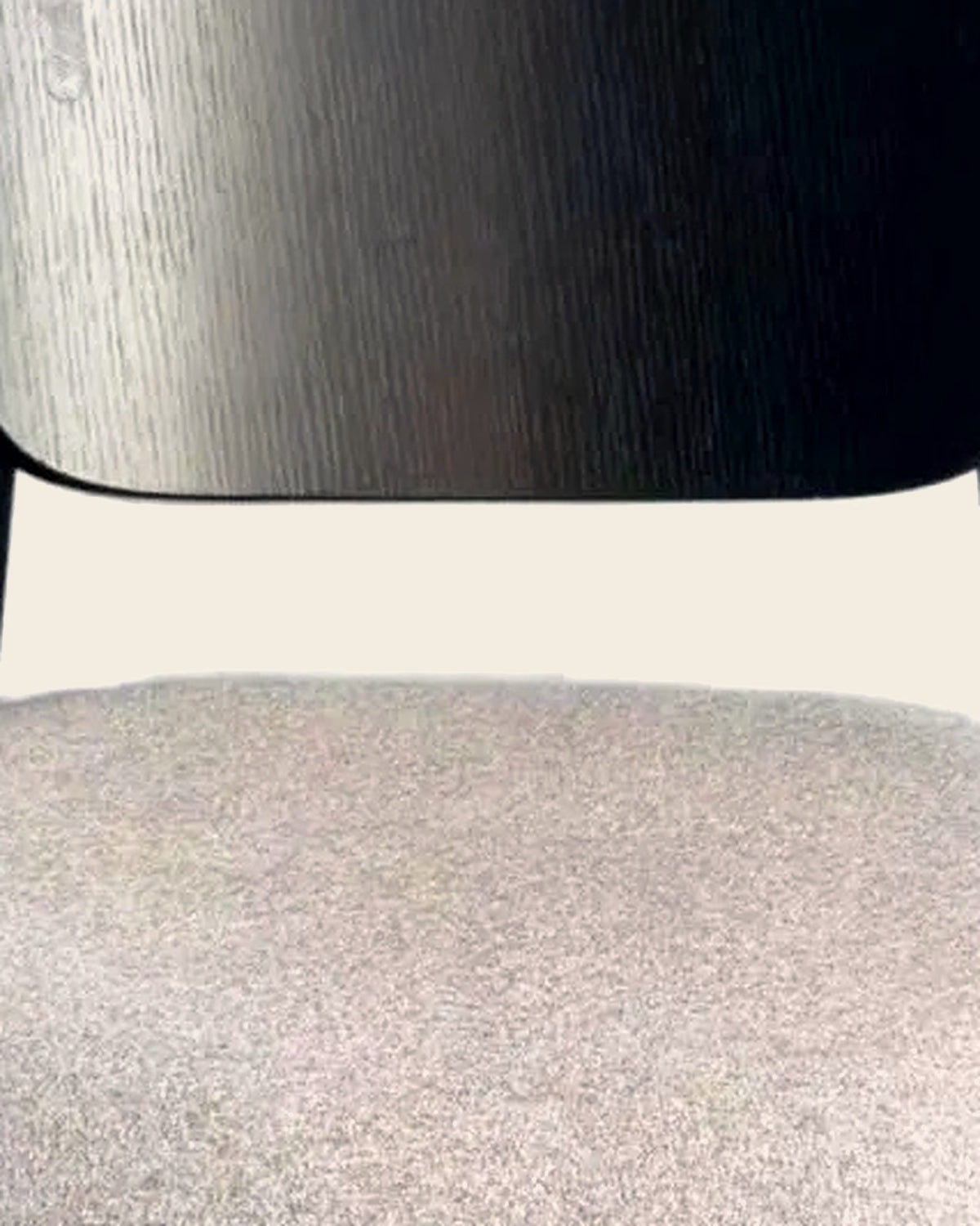 El eetkamerstoel gebogen rugleuning – close-up van het materiaal – Zwart