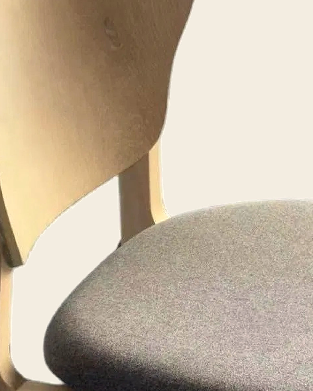 El eetkamerstoel gebogen rugleuning – close-up van het materiaal – Licht eiken