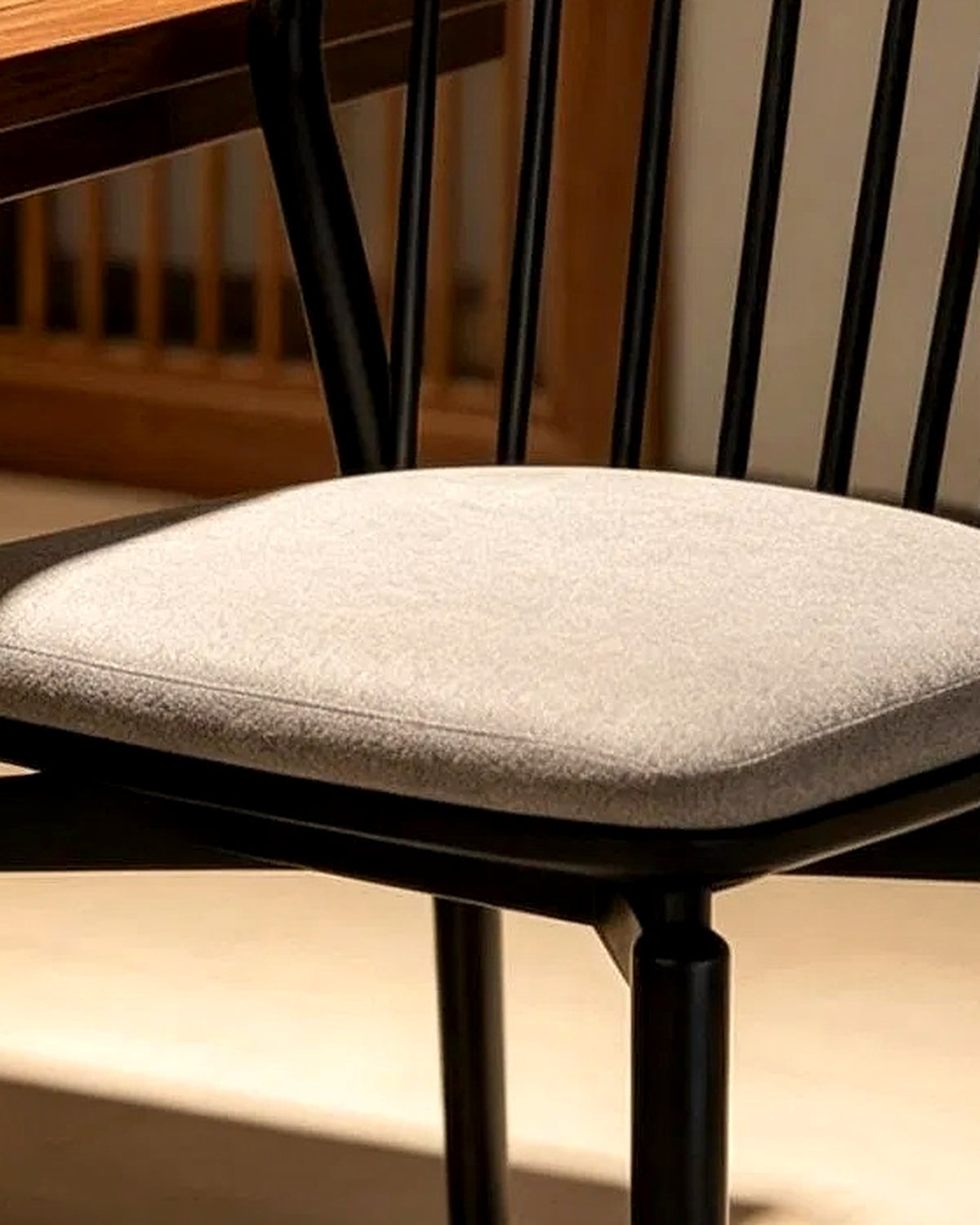 El eetkamerstoel spijlenrug – close-up van het materiaal – Zwart