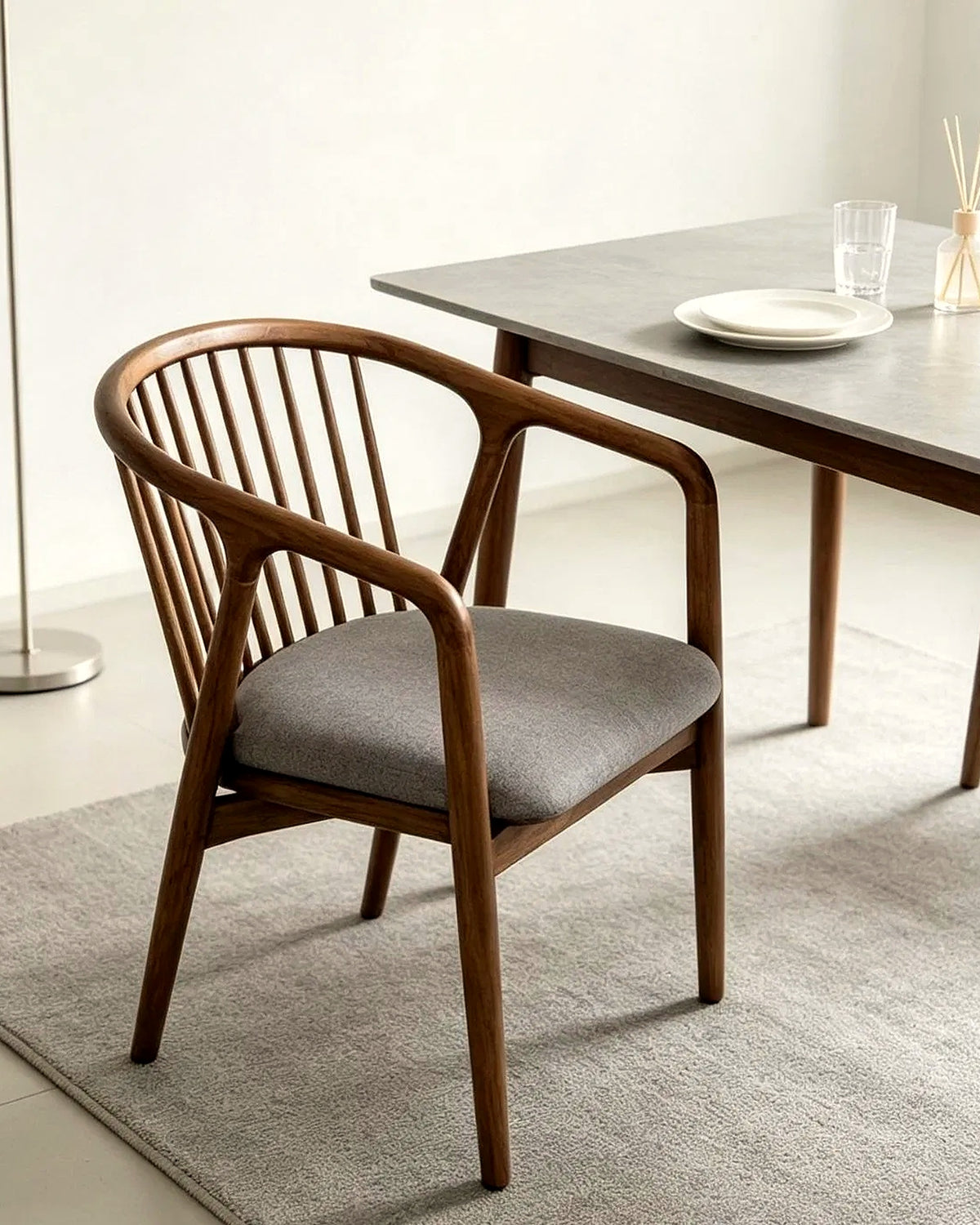 El armstoel spijlenrug walnoot – in het interieur – Walnoot