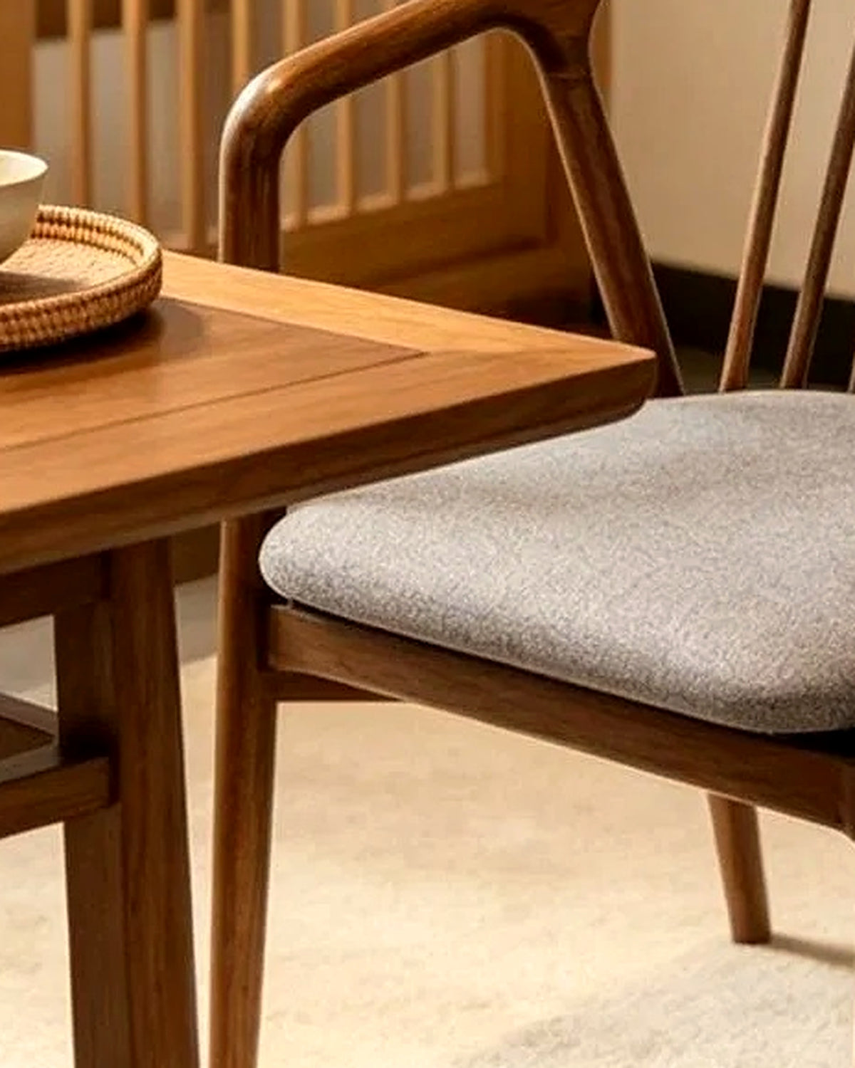 El armstoel spijlenrug walnoot – close-up van het materiaal – Walnoot