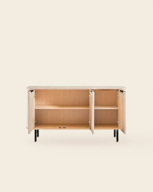Dressoir met lamellen en 3 deuren 160 cm – schuin vooraanzicht – Licht eiken