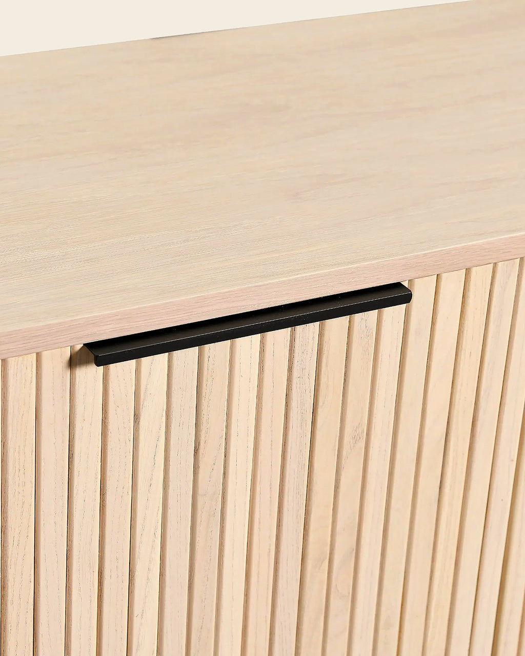 Dressoir met lamellen en 3 deuren 160 cm – close-up van het materiaal – Licht eiken