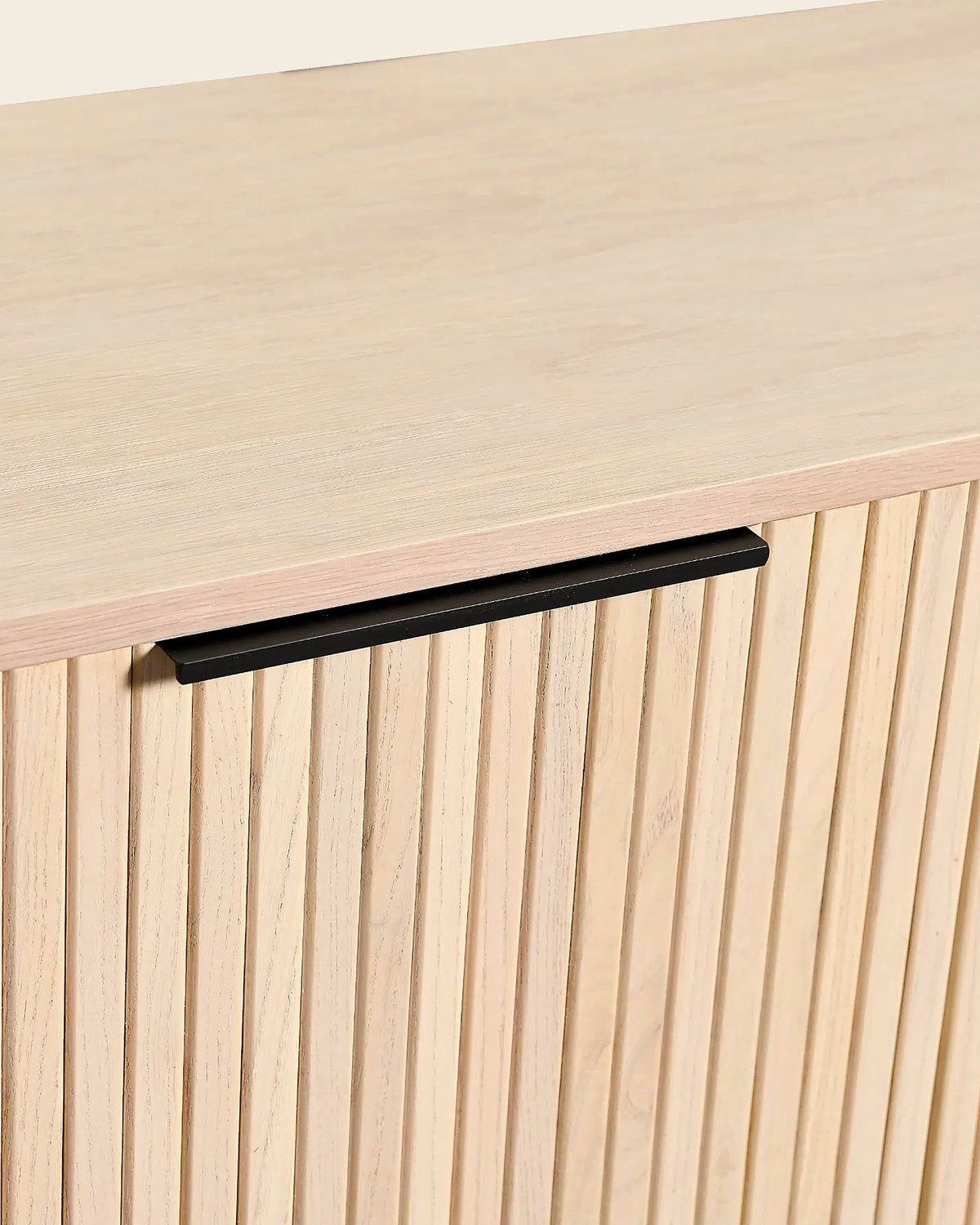 Dressoir met lamellen en 3 deuren 160 cm – close-up van het materiaal – Licht eiken