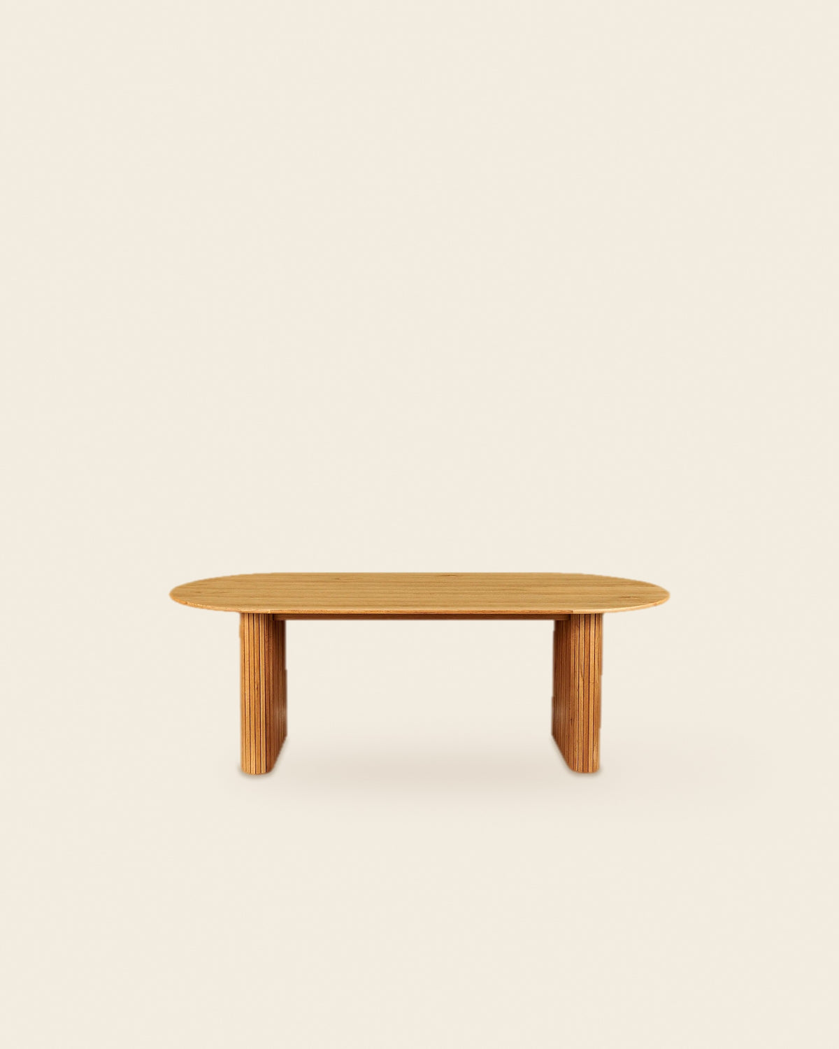 Ovale eettafel met lamellenpoten 220 cm – vooraanzicht – Licht eiken