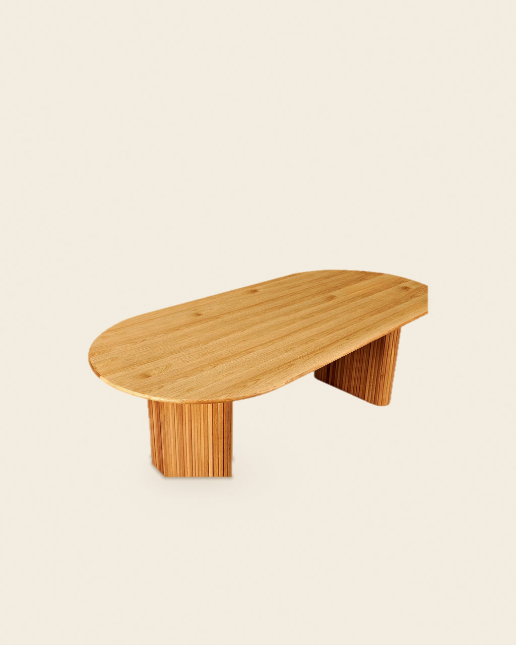 Ovale eettafel met lamellenpoten 220 cm – schuin vooraanzicht – Licht eiken