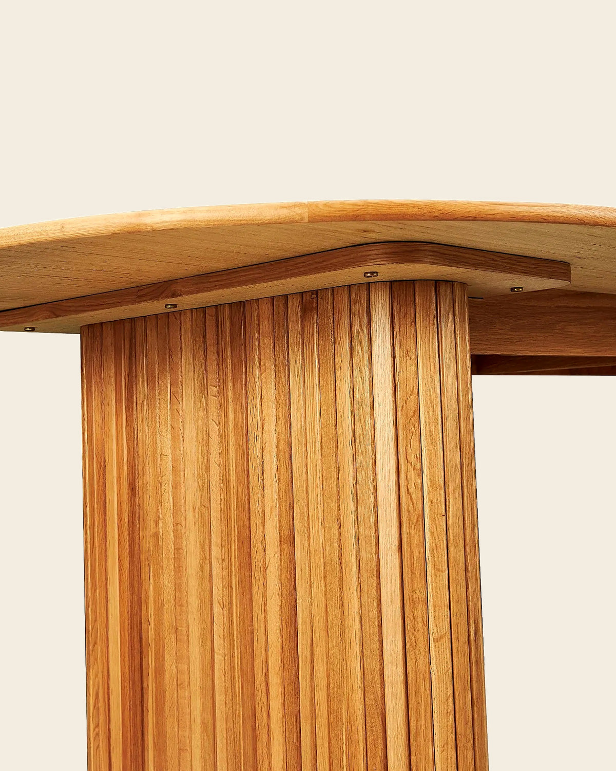 Ovale eettafel met lamellenpoten 220 cm – close-up van het materiaal – Licht eiken