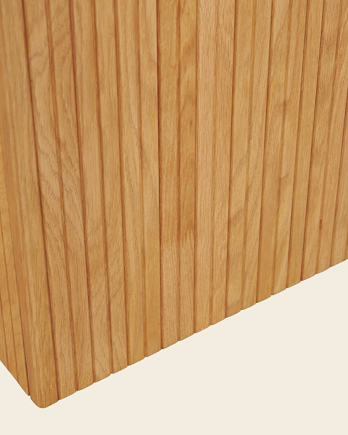 Ronde eettafel met kubusvoet Ø120 – close-up van het materiaal – Licht eiken