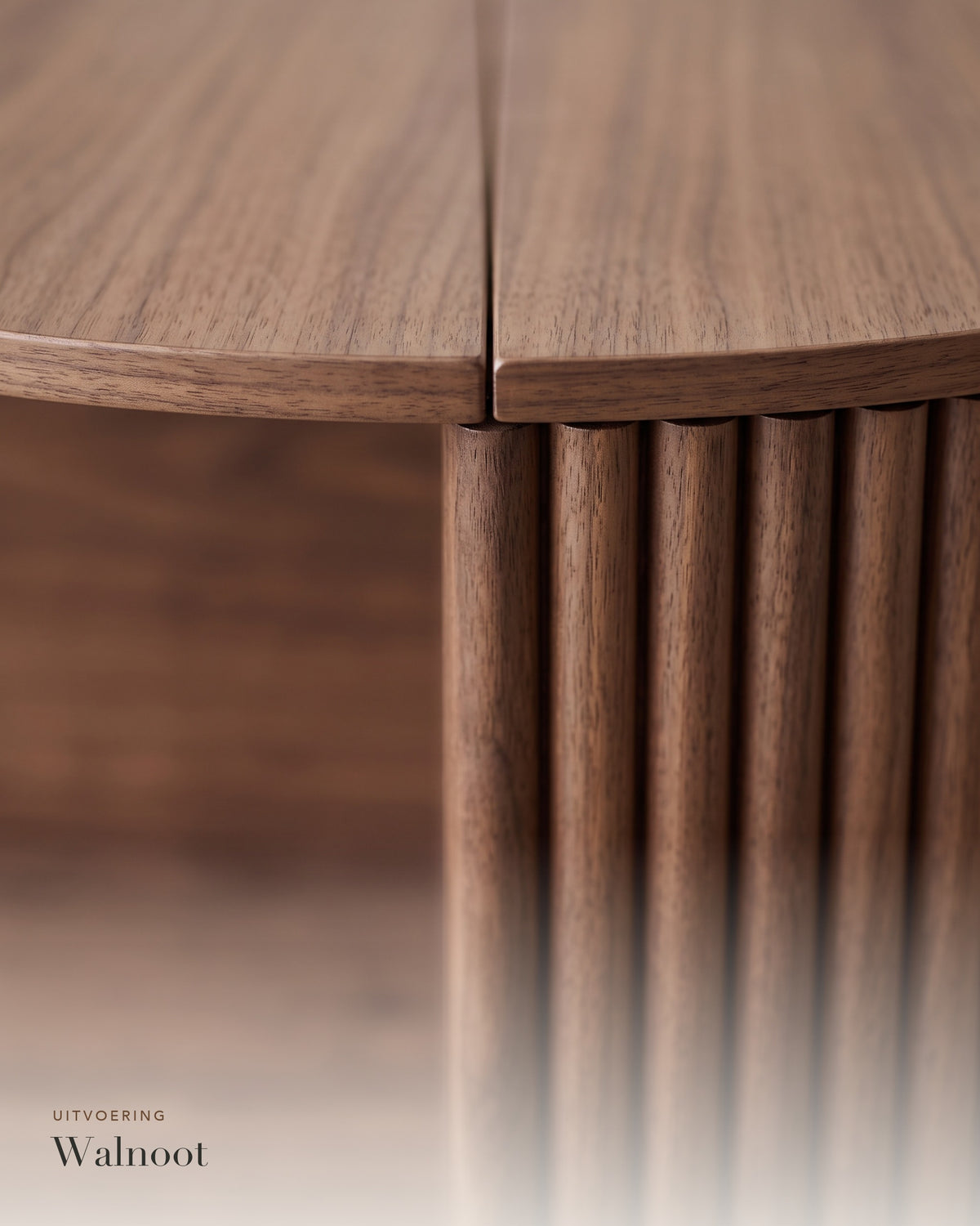 Luncera salontafel walnoot rond met opklapblad, close-up van de ribbels en het blad in walnoot