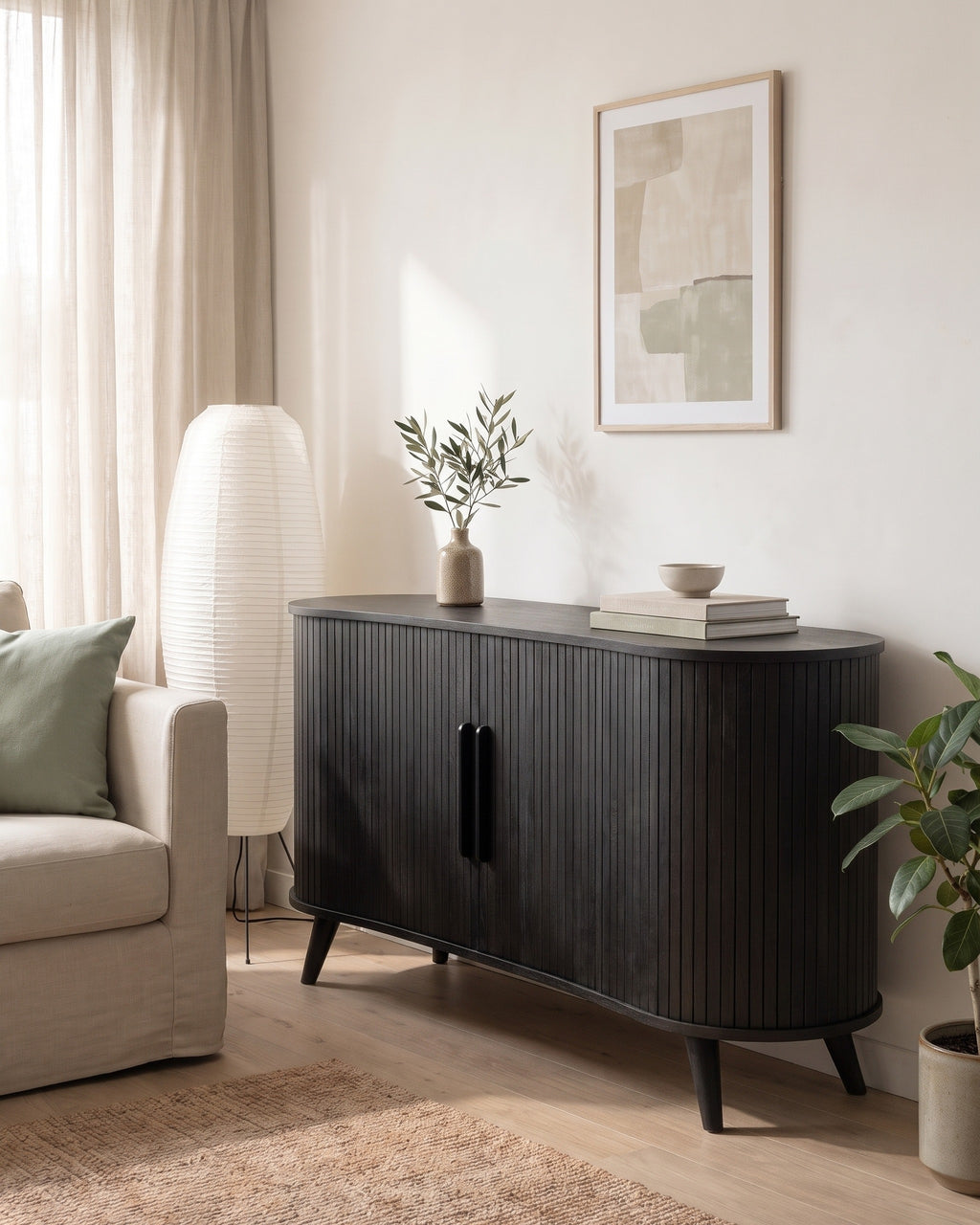 Luncera tv-meubel retro ovaal 160 cm in zwart, sfeerbeeld in een lichte woonkamer